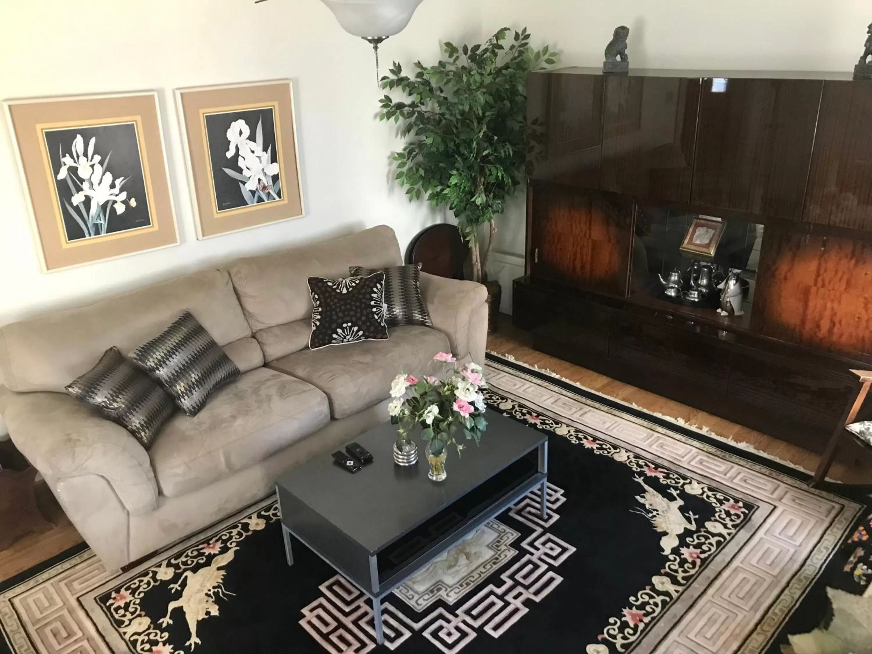 TV and multimedia in The Queen, A Victorian Bed & Breakfast