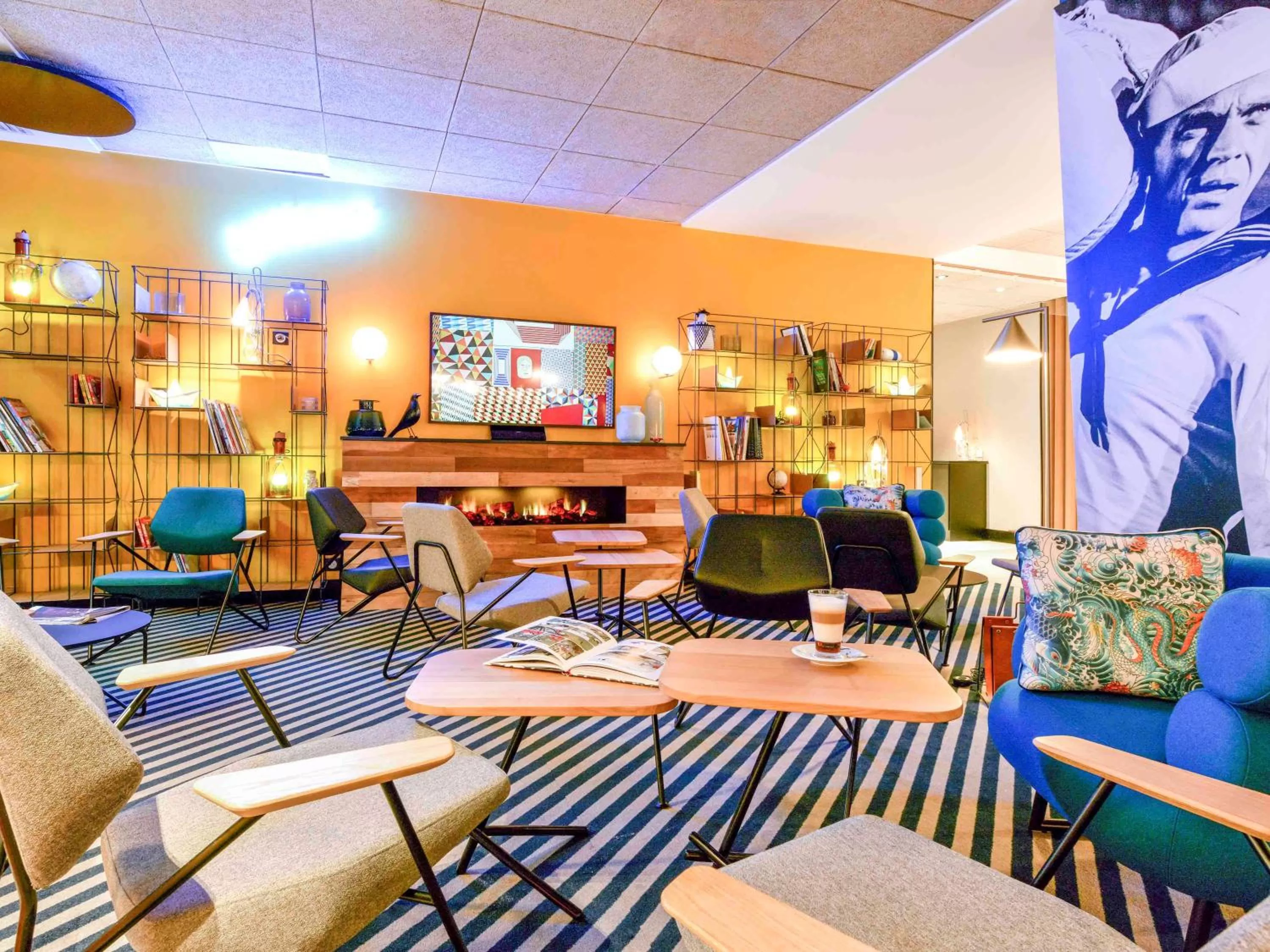 Lounge or bar in Novotel La Rochelle Centre