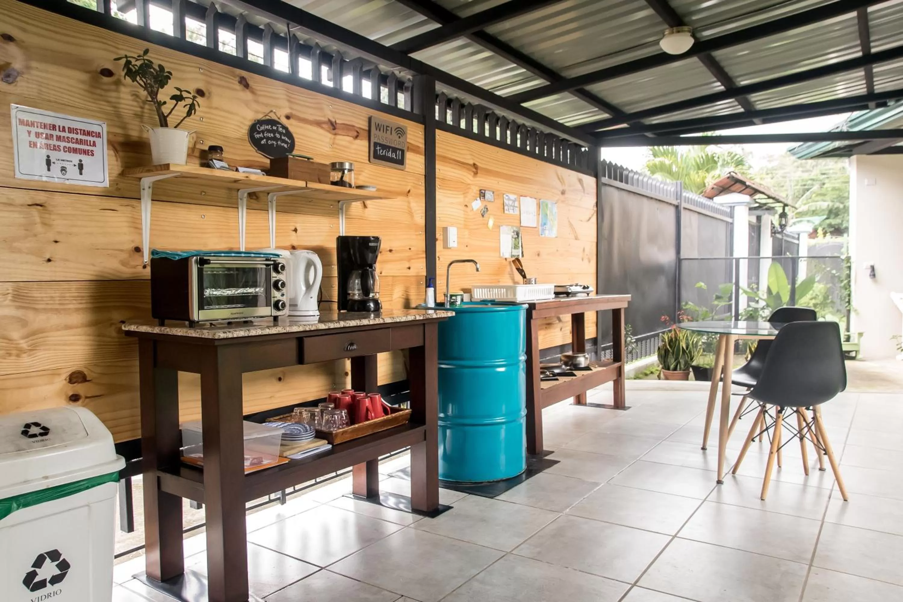 Coffee/tea facilities, Restaurant/Places to Eat in Terida Airport B&B