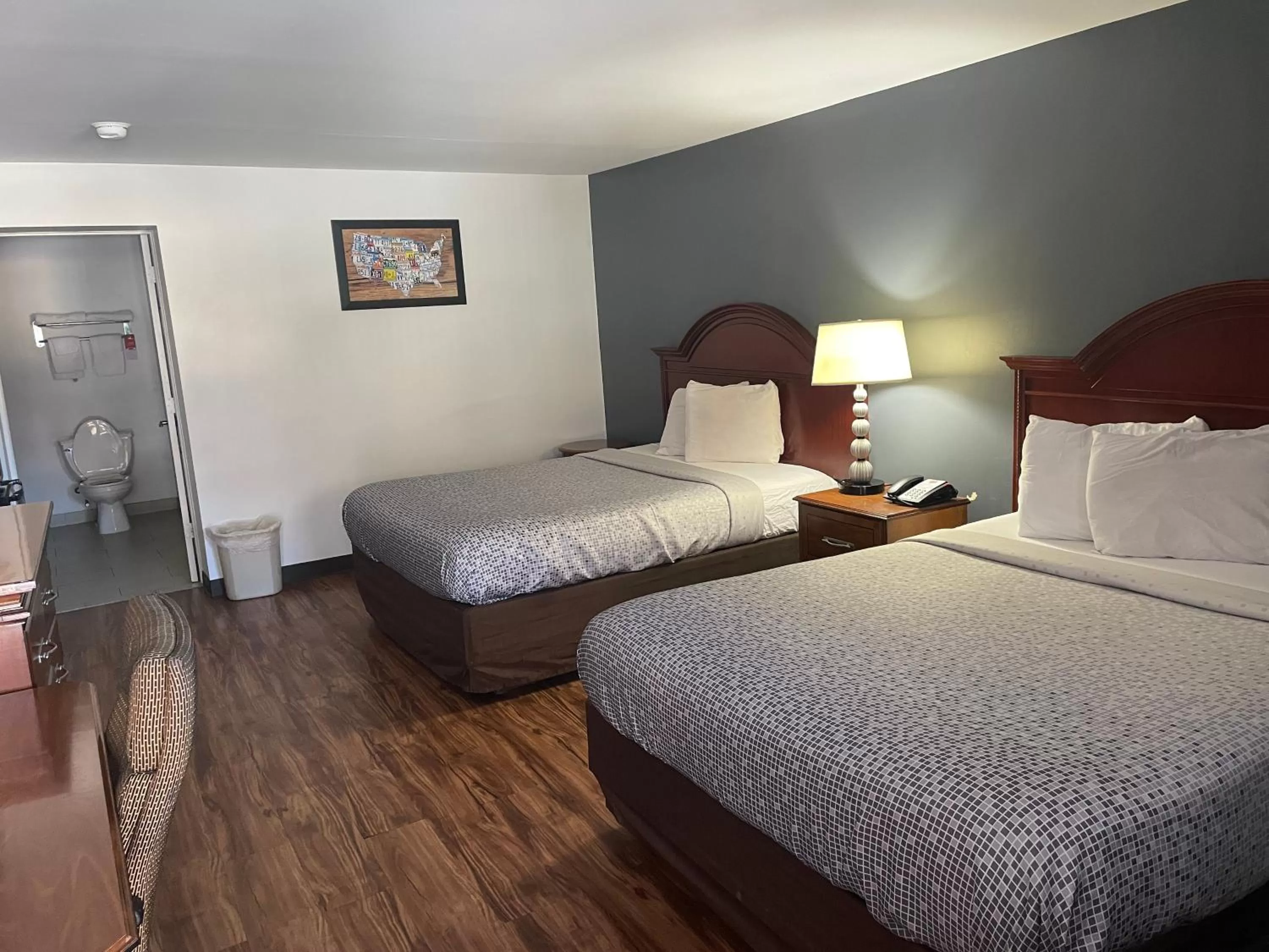 Photo of the whole room, Bed in Econo Lodge Jefferson Hills Hwy 51