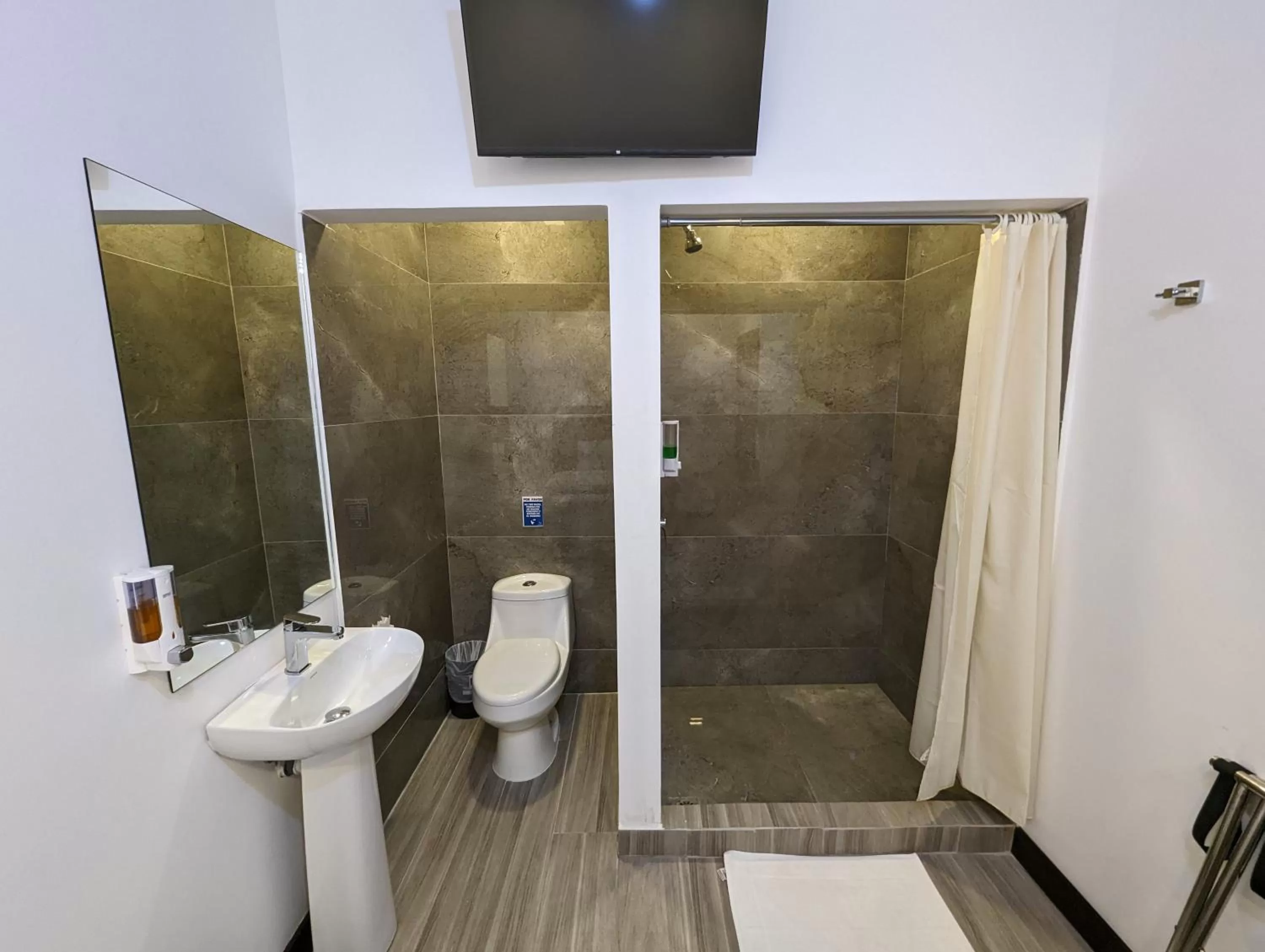 Shower in Hotel Cayuga