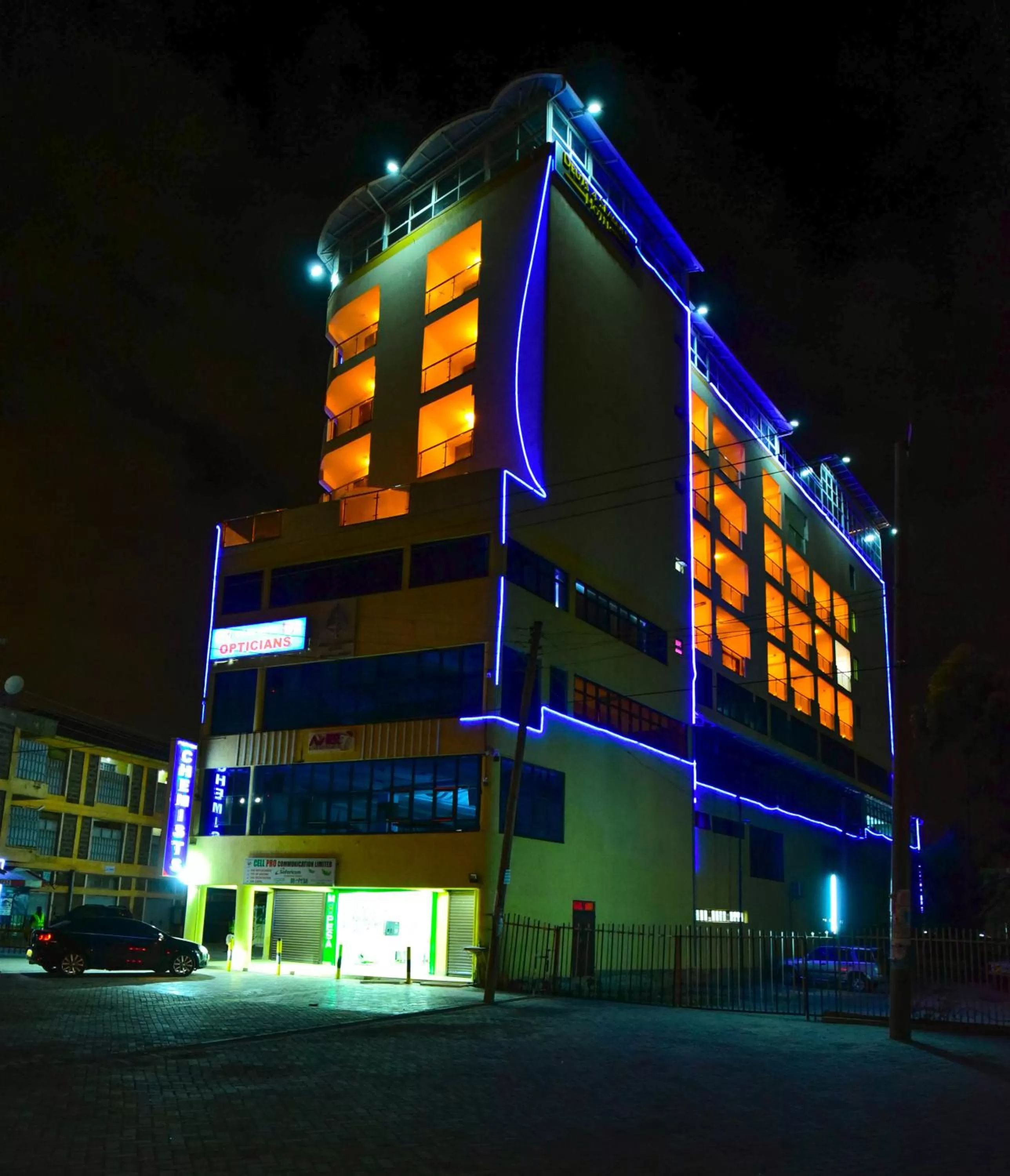 Property building in Deuts Four Seasons Hotel