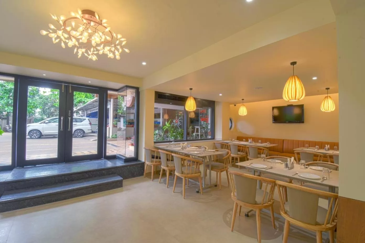 Restaurant/places to eat in Hotel Vrishali Executive