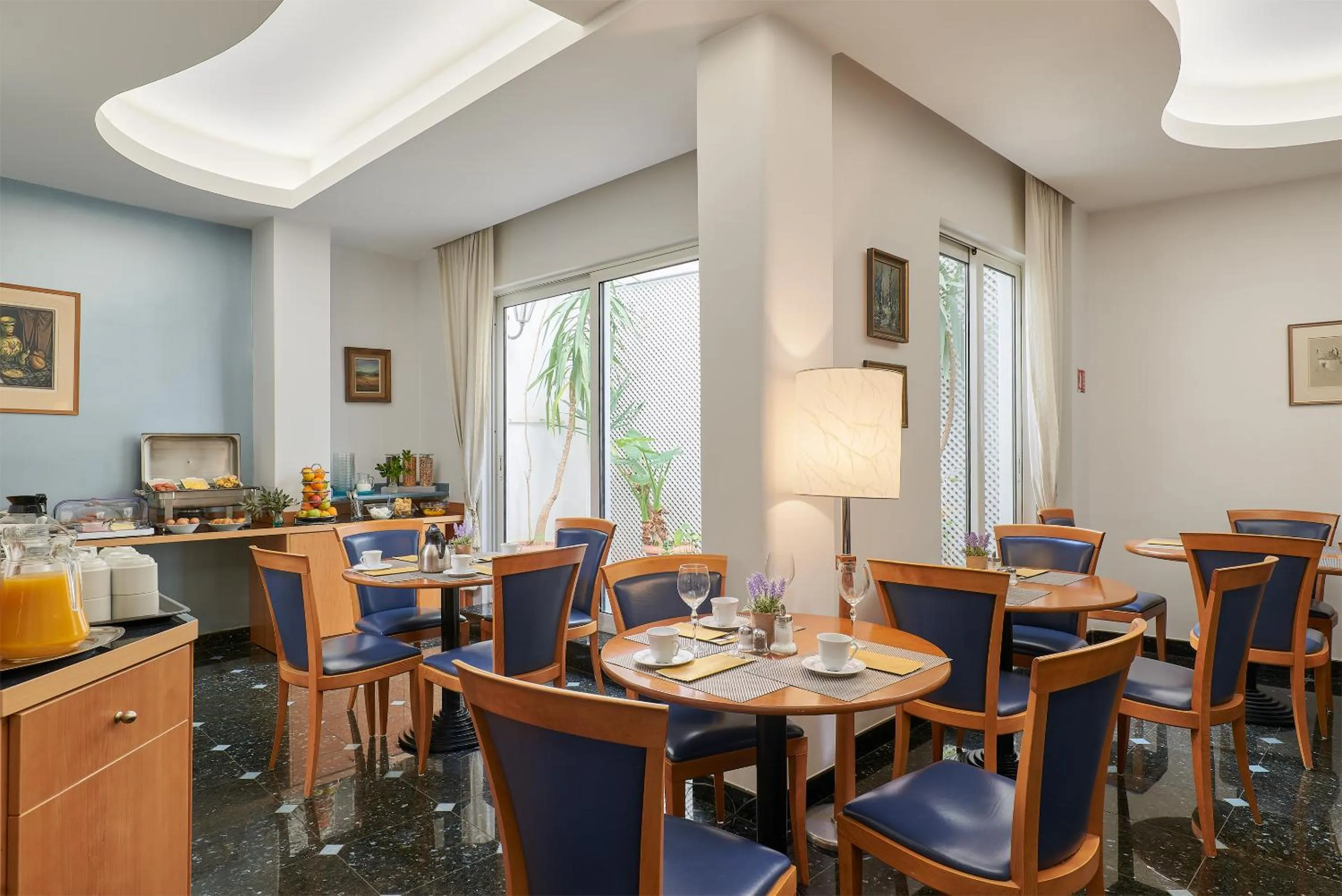 Restaurant/places to eat in Athos Hotel