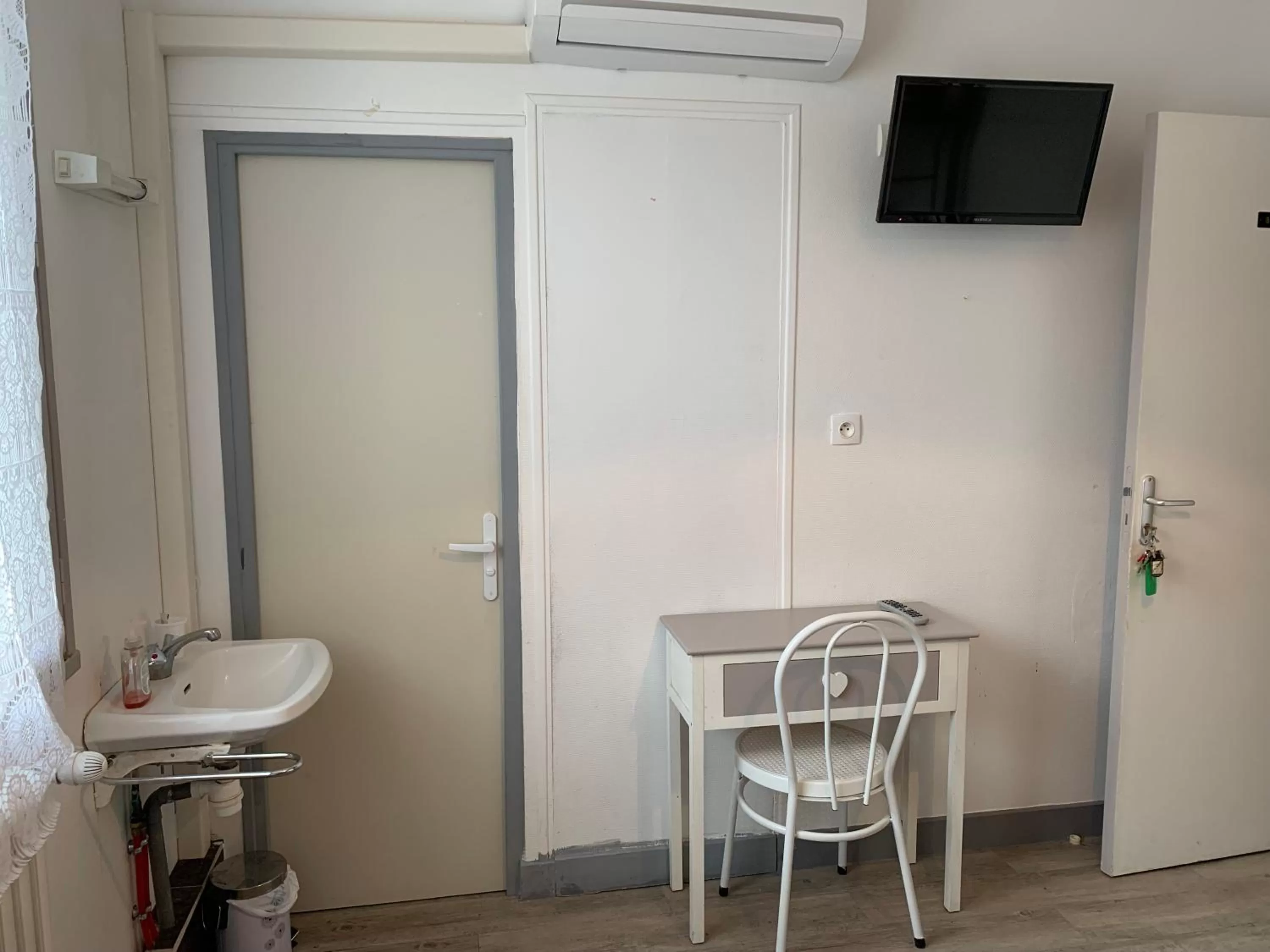 Bathroom in HOTEL DU CYGNE DE LA CROIX BLANCHE