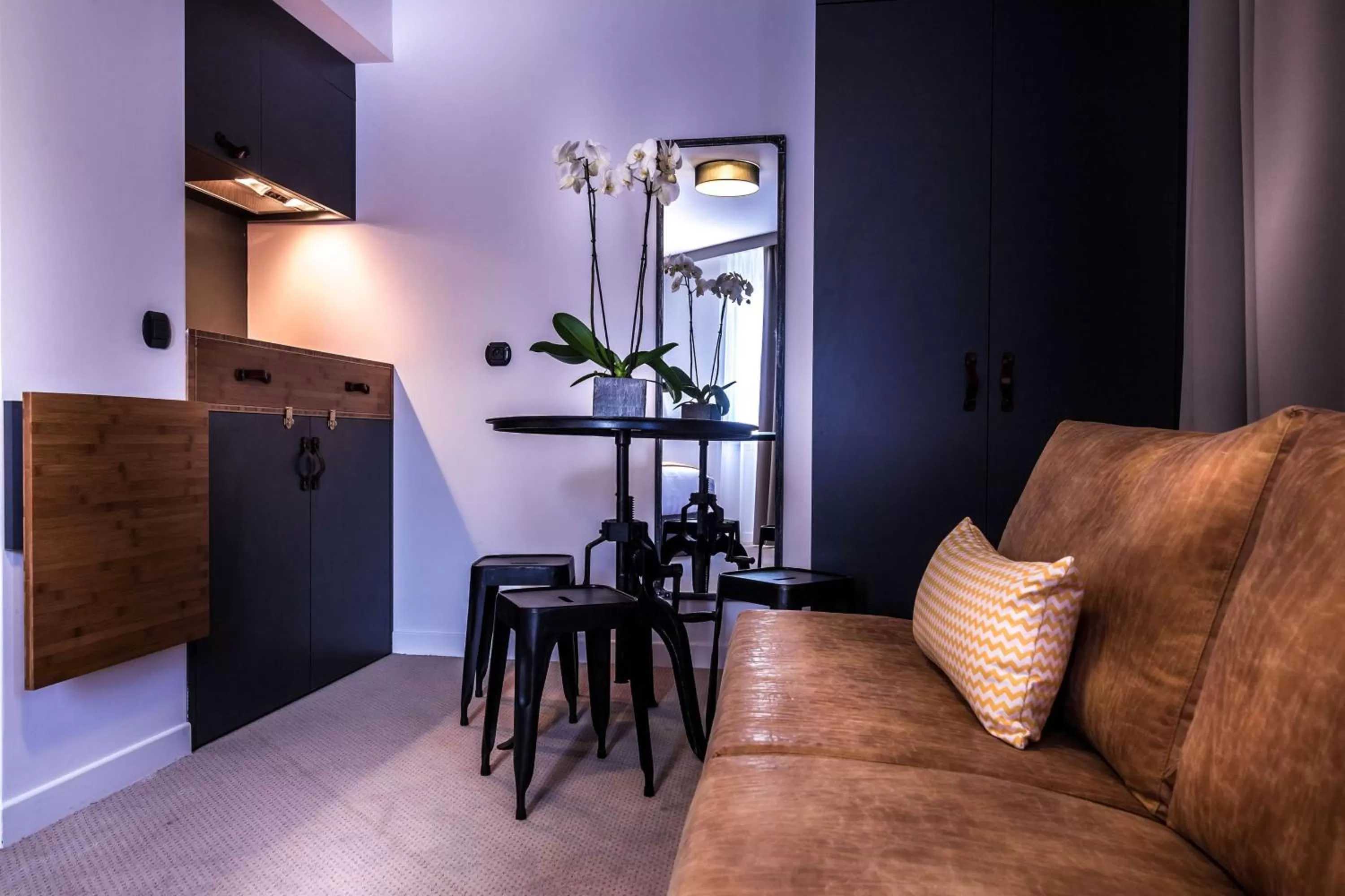 Photo of the whole room in Best Western Plus Suitcase Paris La Défense