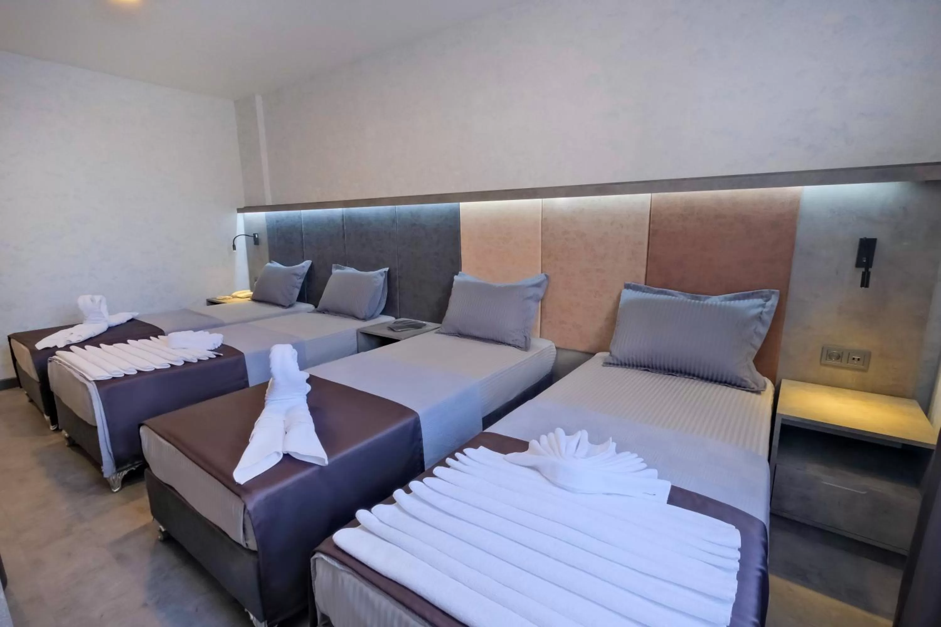 Photo of the whole room, Bed in The Queen Hotel