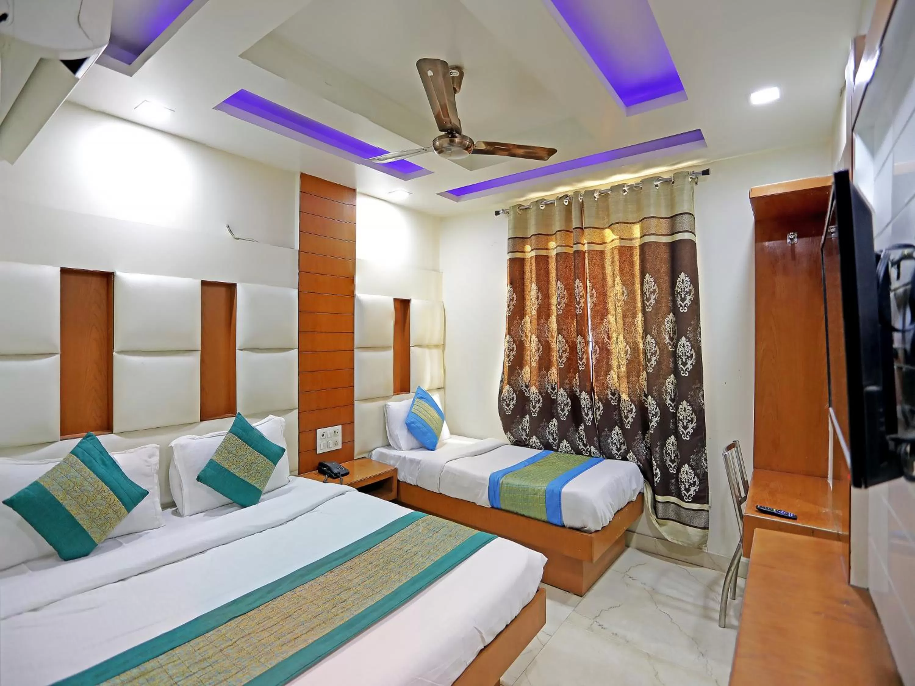 Bed in Tashkent Palace - Walk in from NDLS Station & RK Ashram Metro Station