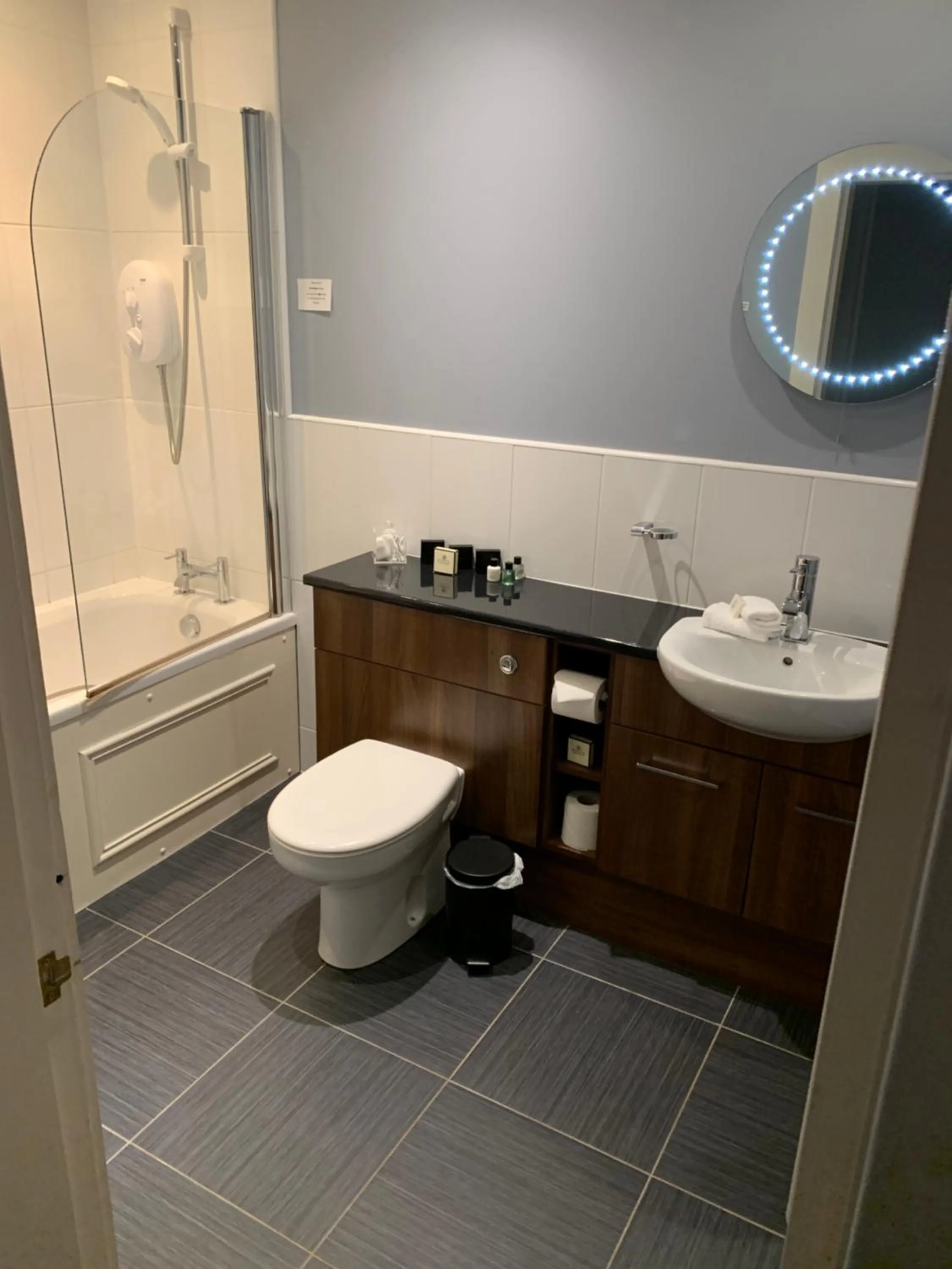 Shower in Tor-Na-Coille Hotel