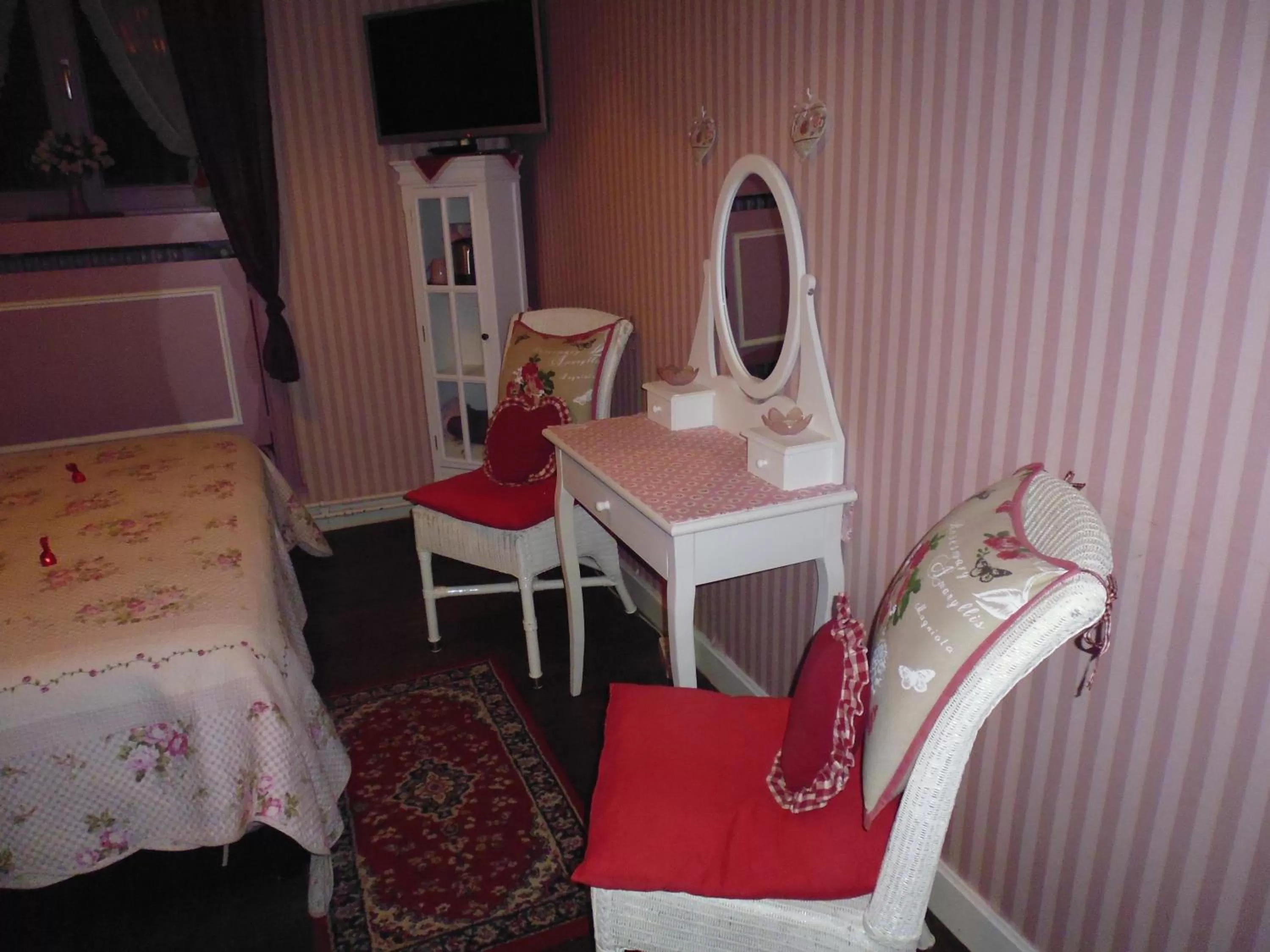 Photo of the whole room, Bed in B&B De Vijf Zuilen