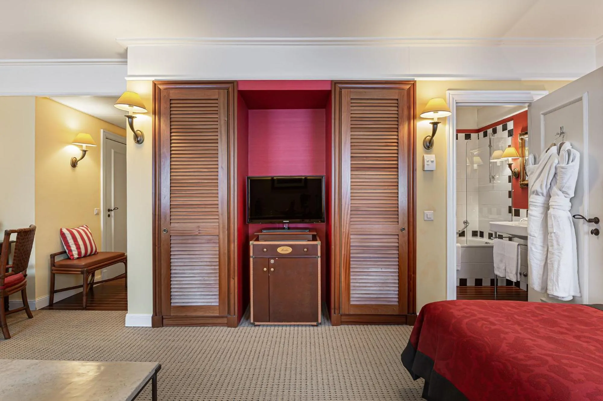 Bed in Kipling Manotel