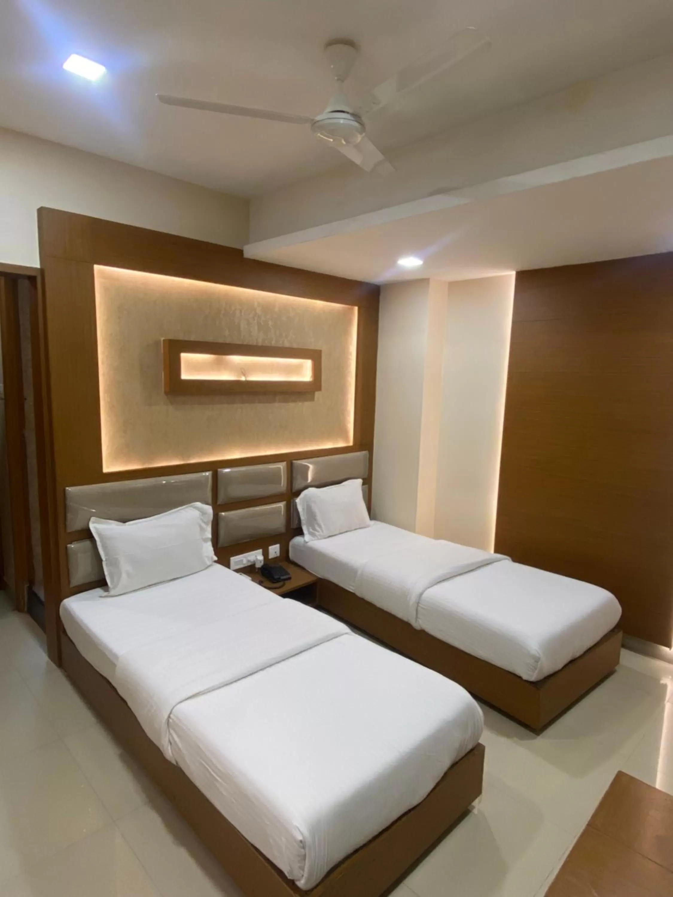 Bedroom, Bed in Greens Suite - Business Class Hotel - Opposite Ripon Building