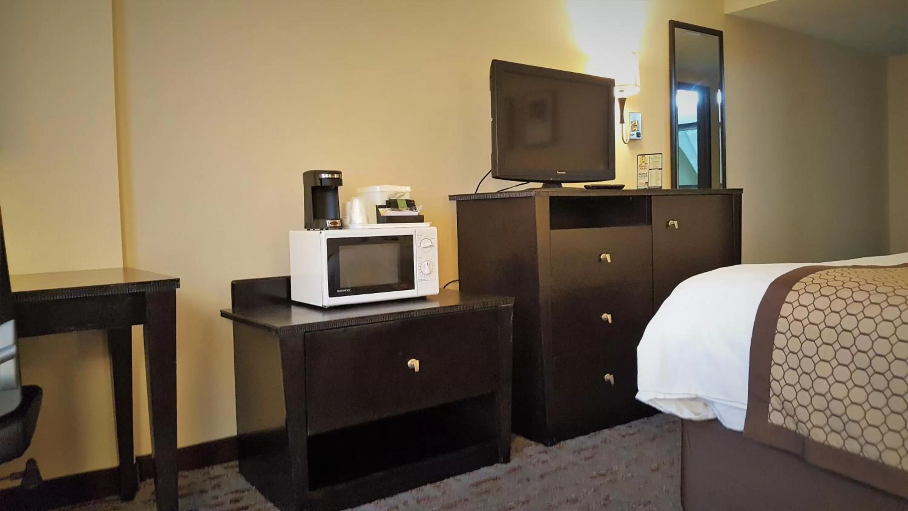Bedroom, Bed in Baymont by Wyndham Belleville Airport Area Free Airport Shuttle