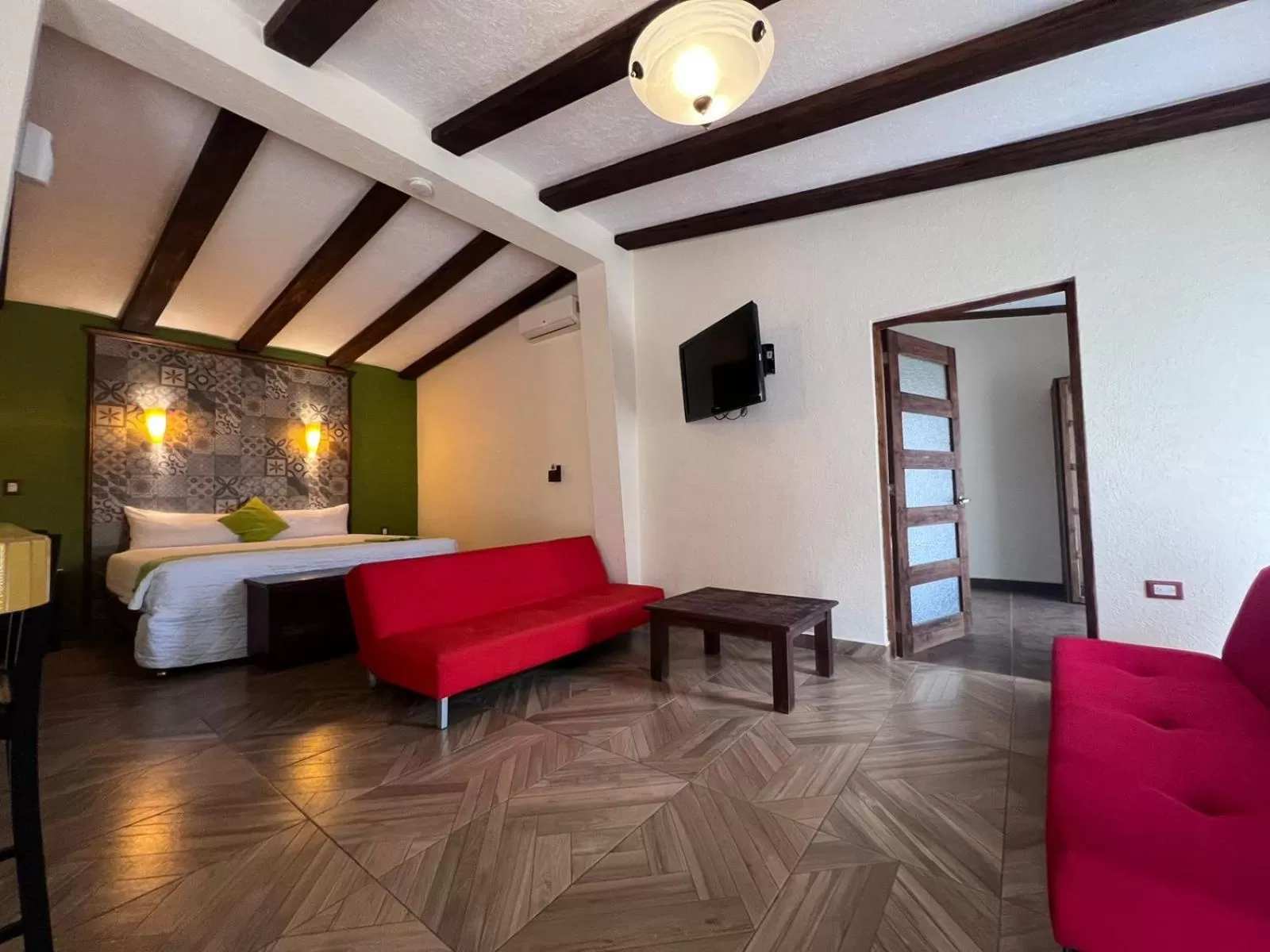Communal lounge/ TV room, Bed in Hotel Medrano Temáticas and Business Rooms Aguascalientes