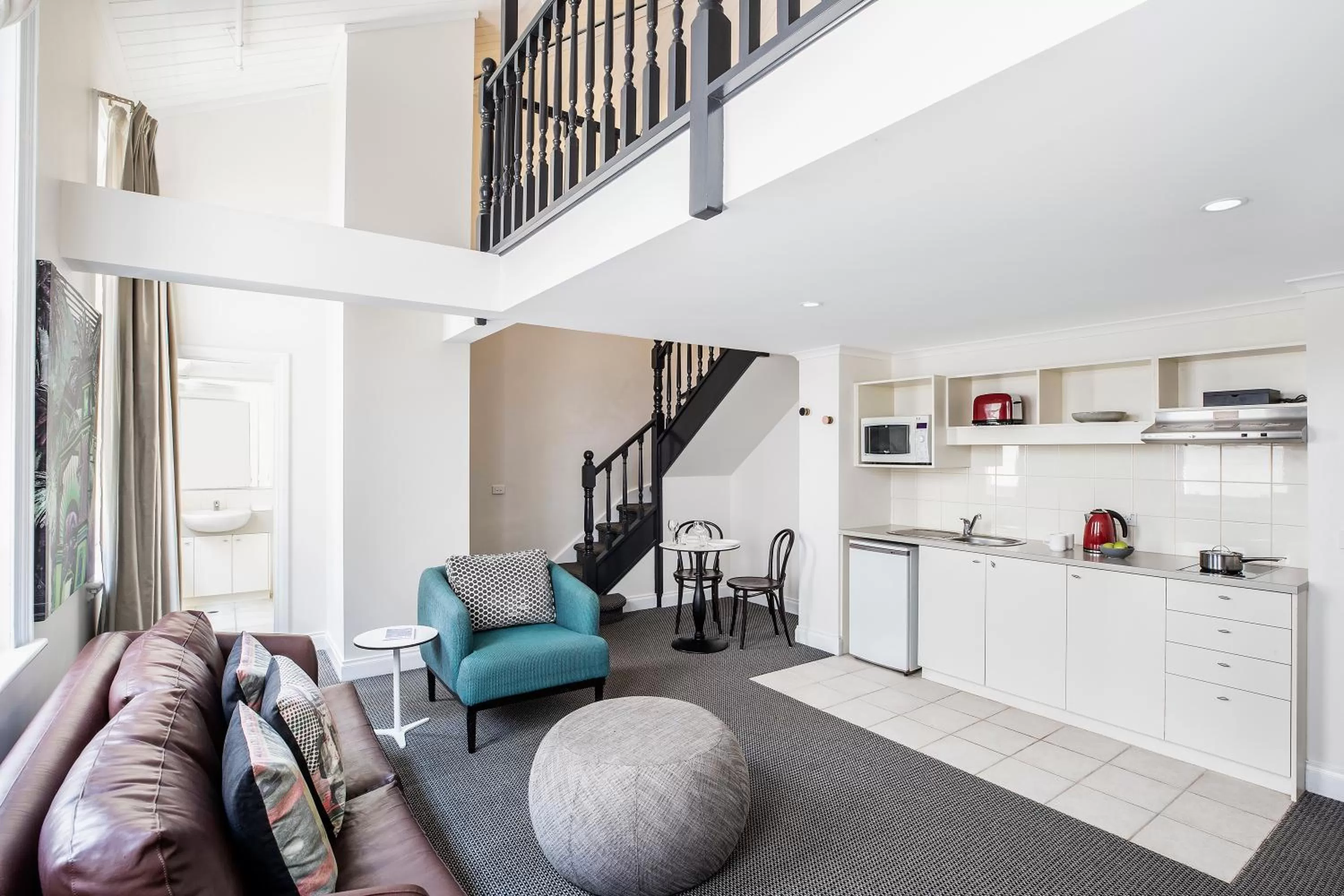 Coffee/tea facilities, Seating Area in Quality Apartments Melbourne Central