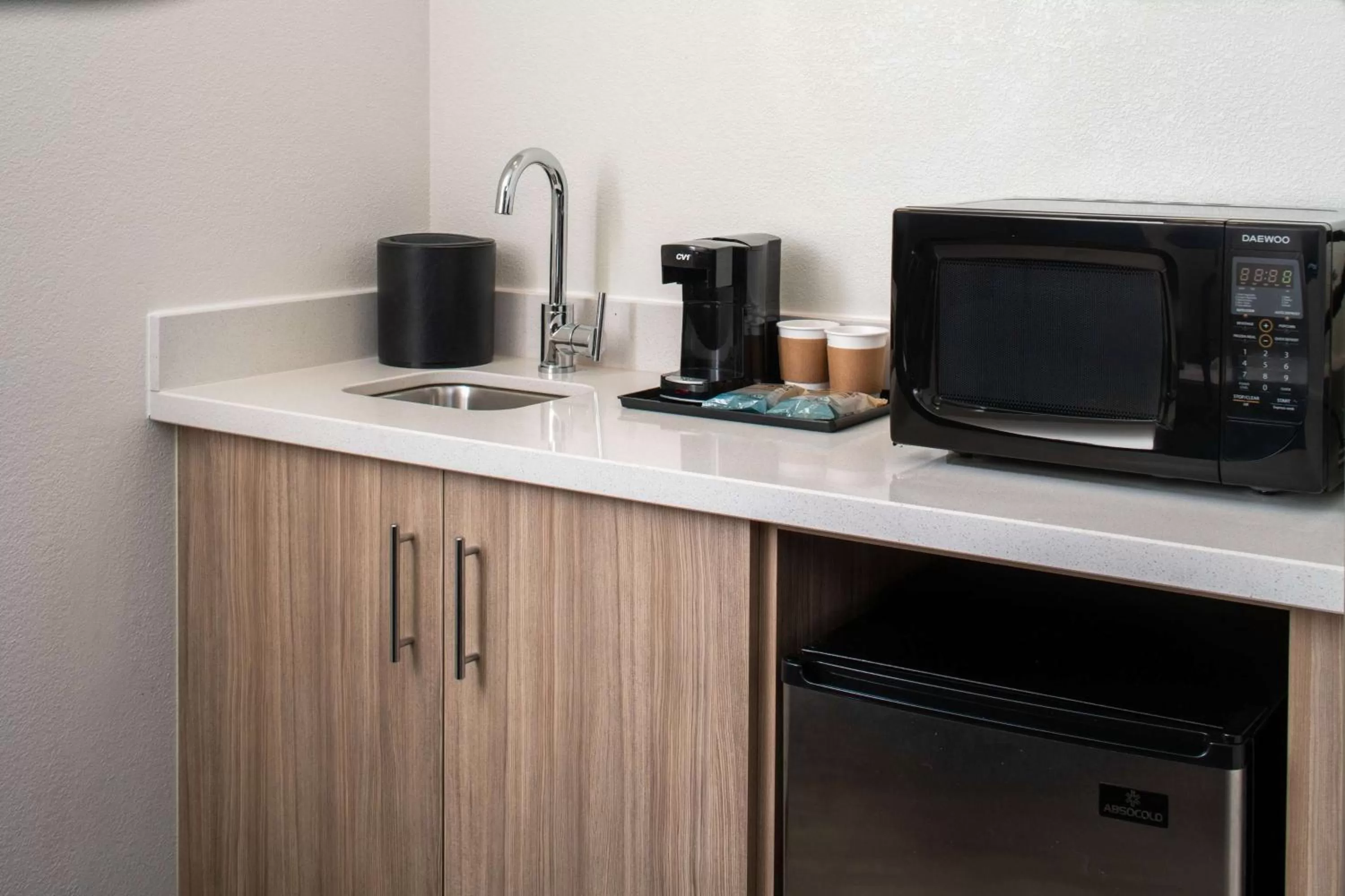 Kitchen or kitchenette in Sonesta Select Nashville Airport Suites