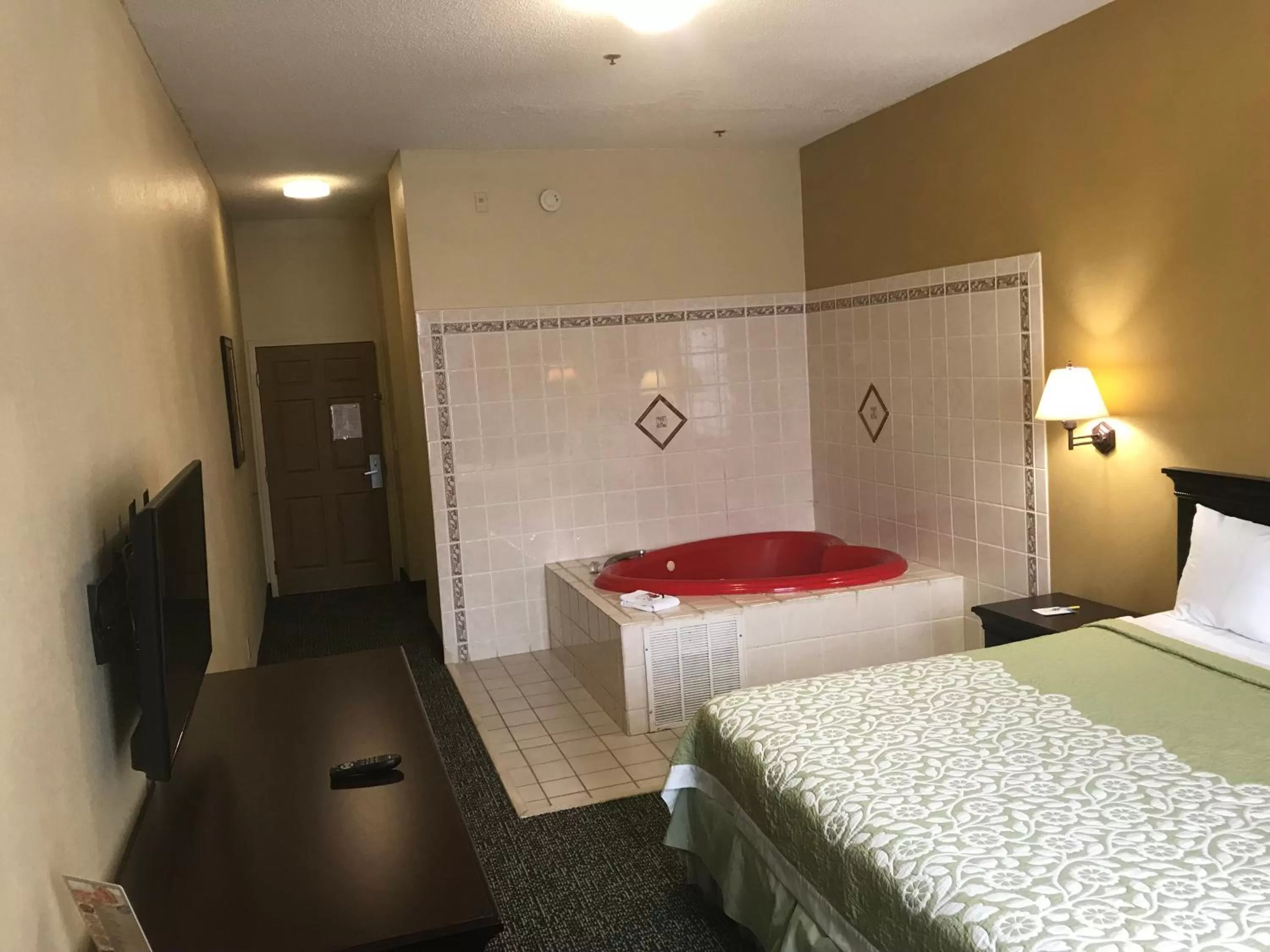 Photo of the whole room, Bed in Days Inn & Suites by Wyndham Tucker/Northlake