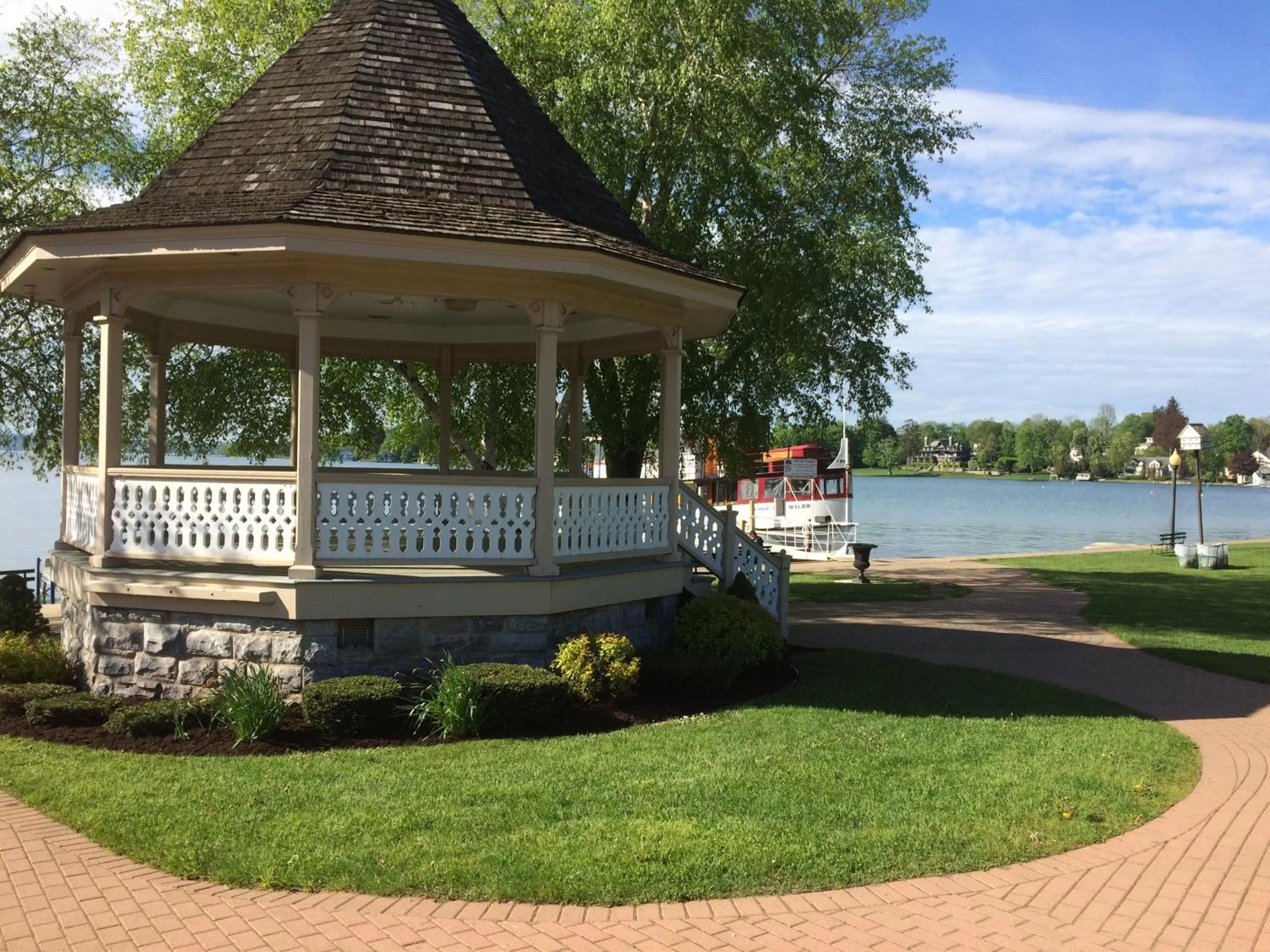 Nearby landmark, Garden in 2W Lake