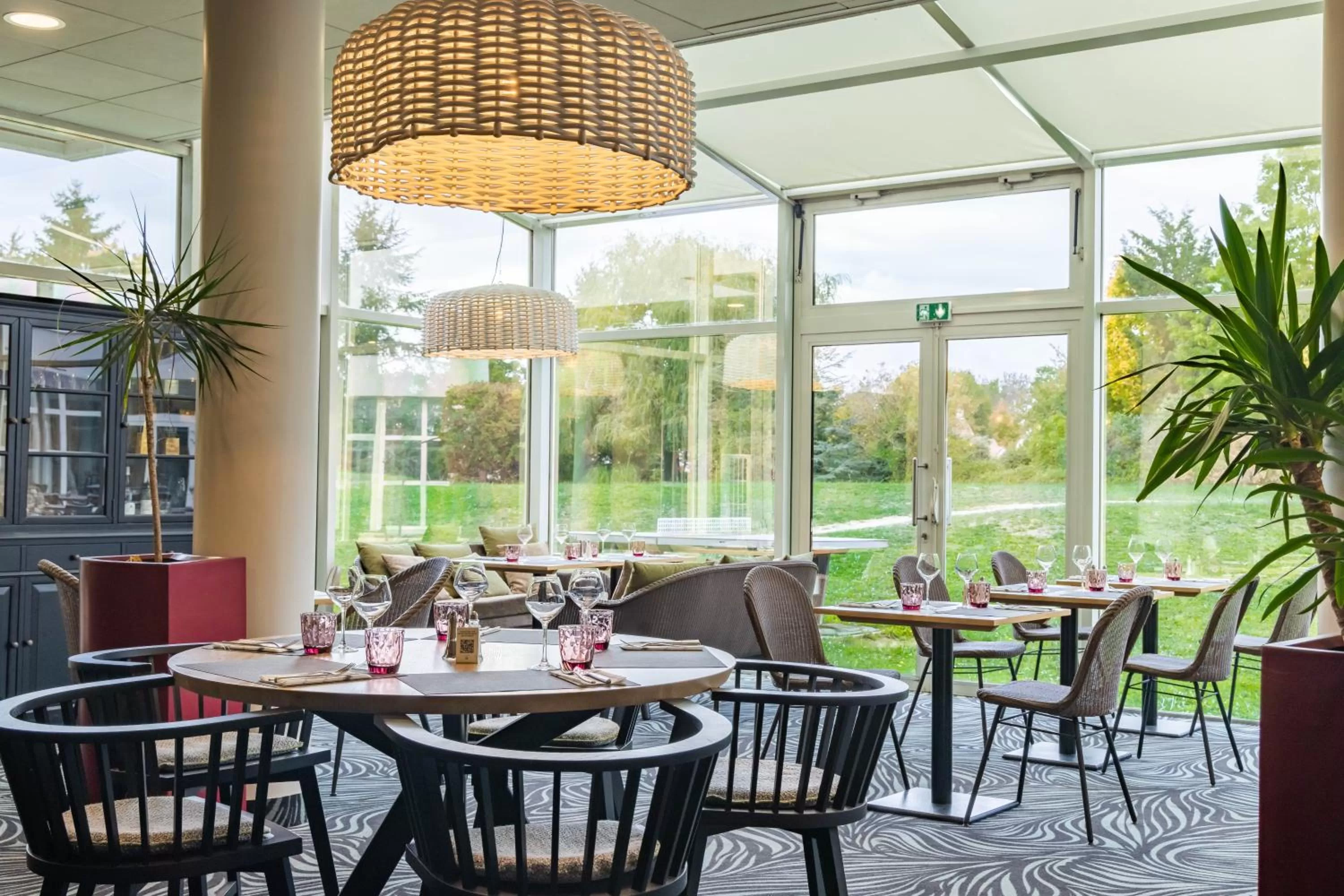Restaurant/places to eat in Novotel Senart Golf De Greenparc