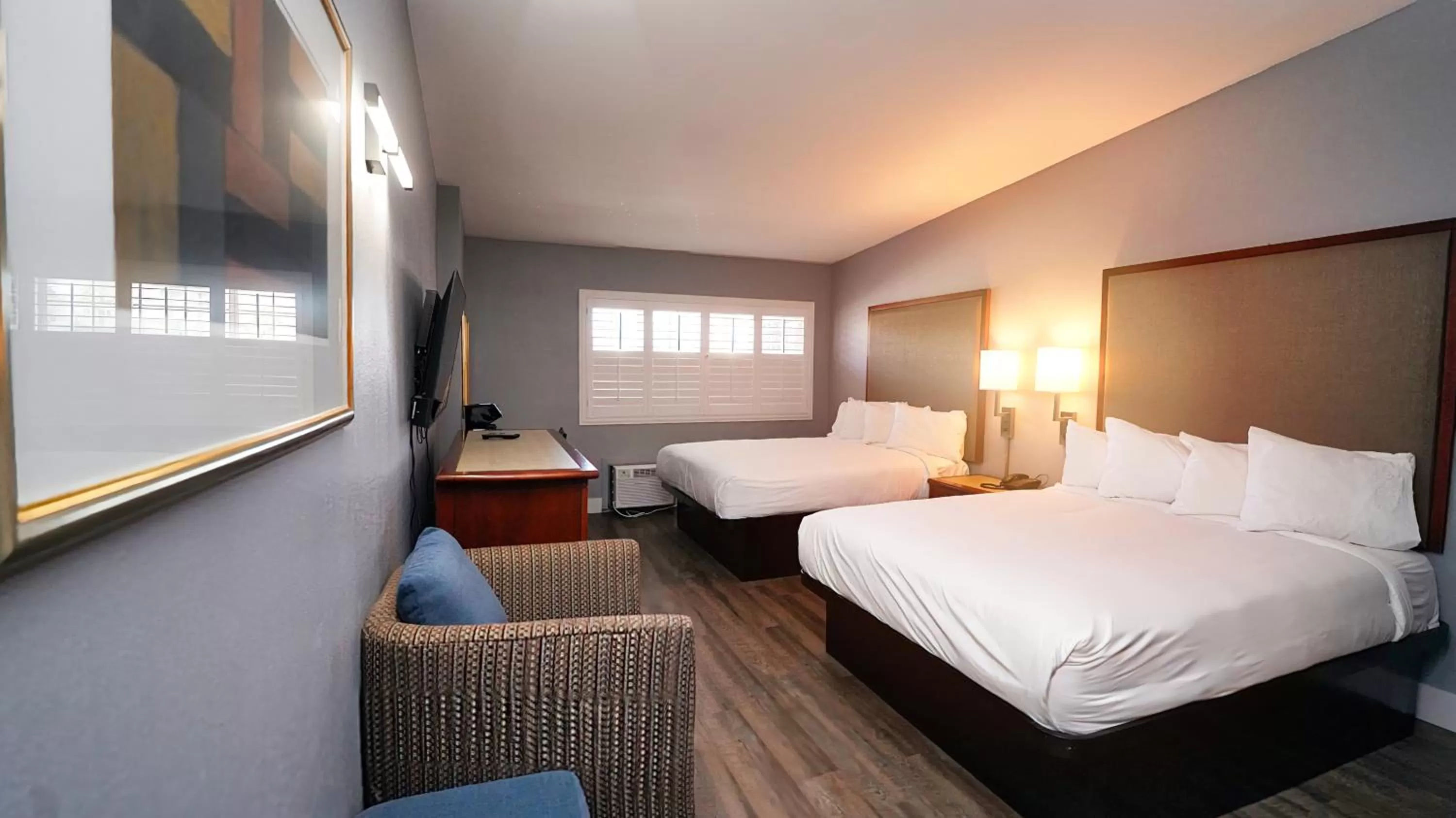 Photo of the whole room, Bed in SeaSide Inn & Suites