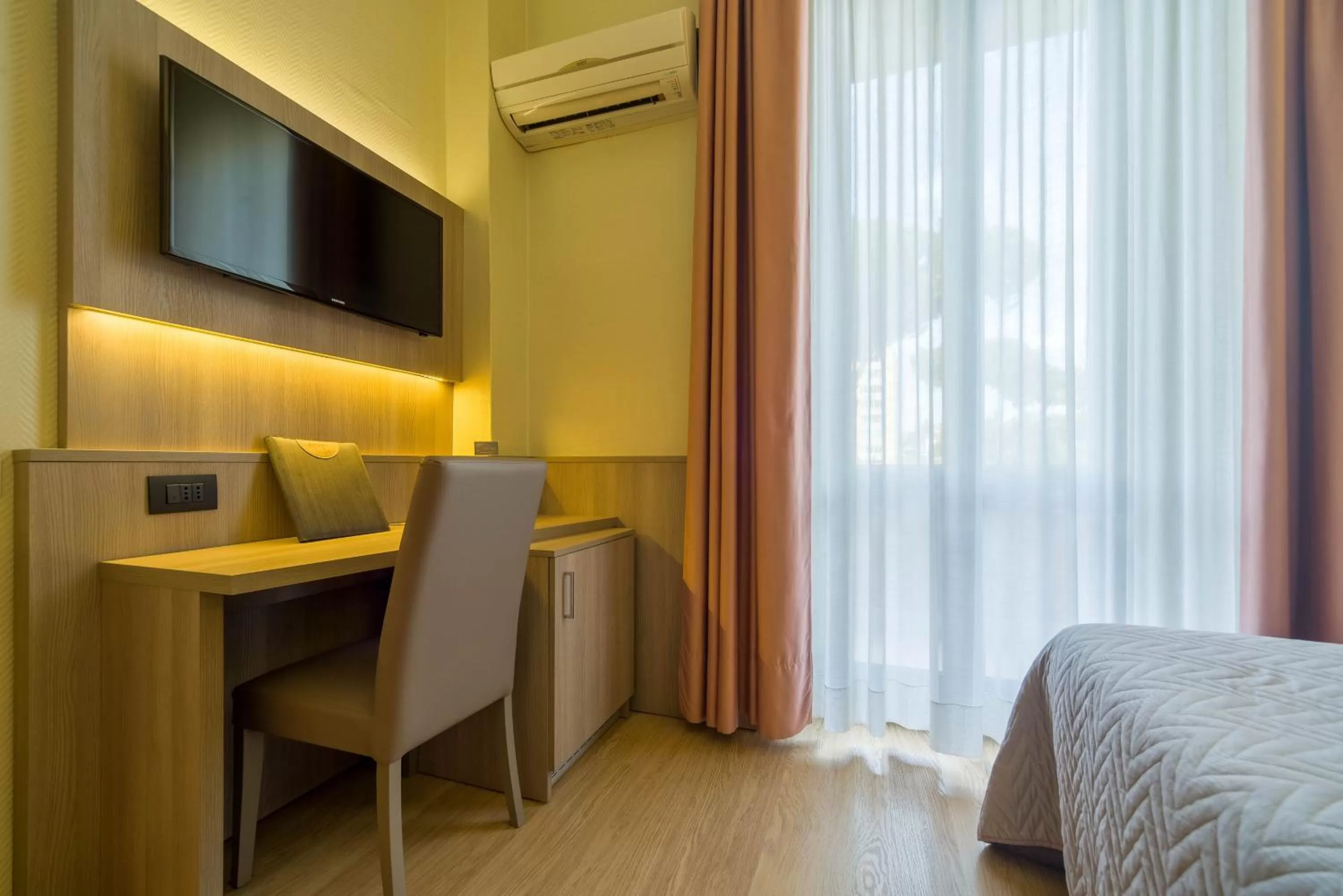 Photo of the whole room, Bed in Hotel Est Piombino