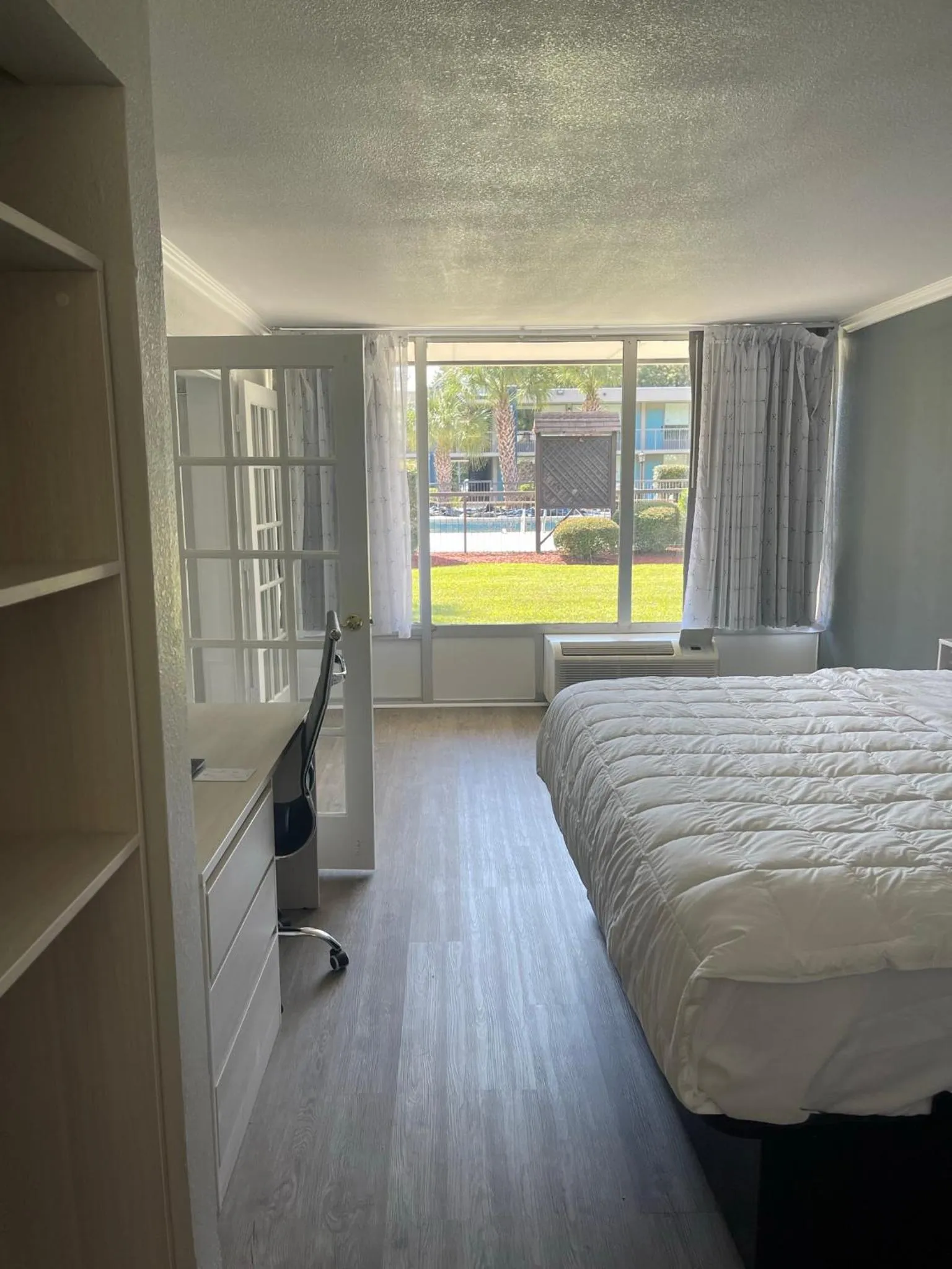 View (from property/room), Bed in MainStay Suites Florence - Darlington