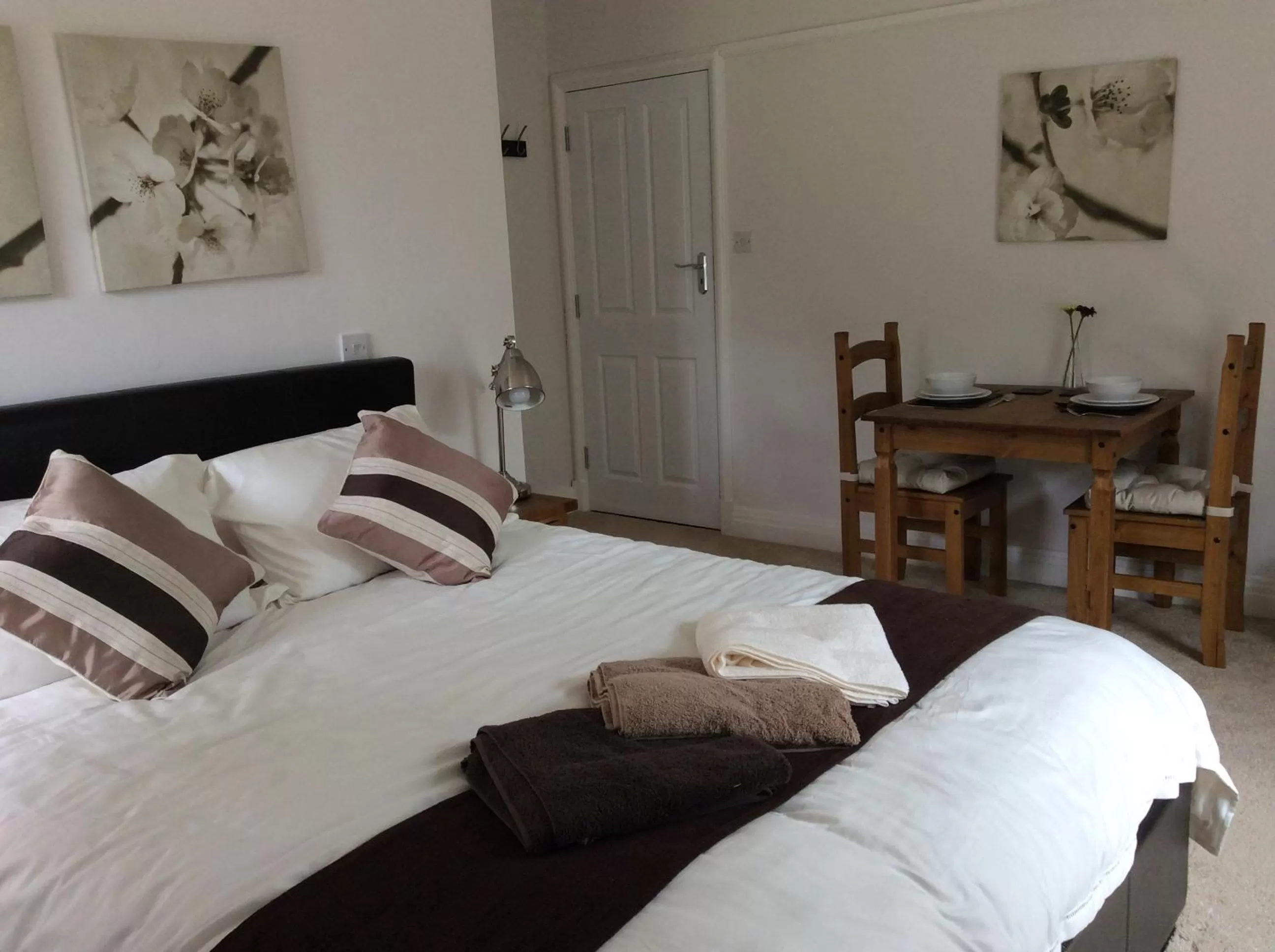 Deluxe Double Room with Bath in Beightons Bed and Breakfast