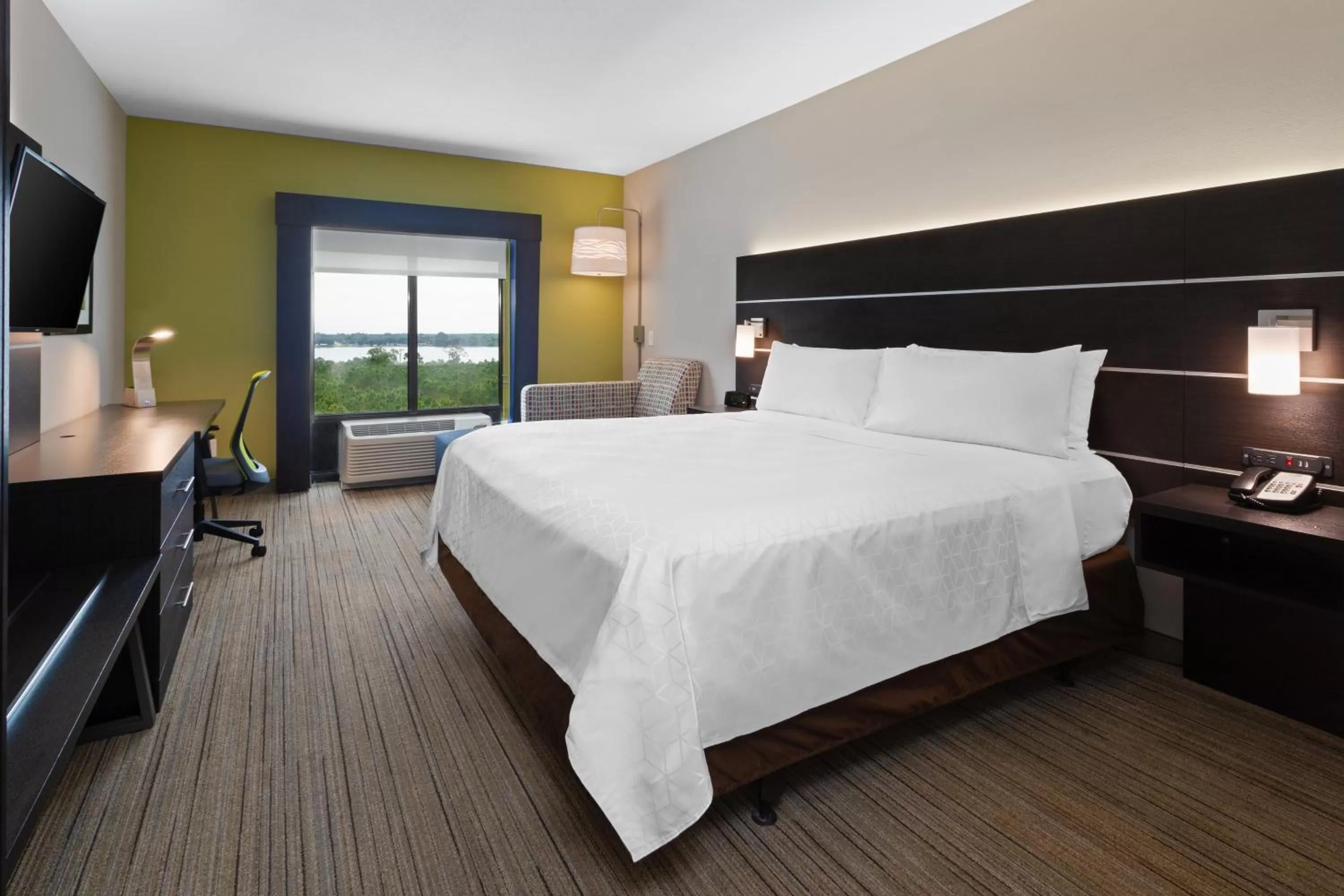 Photo of the whole room, Bed in Holiday Inn Express & Suites Lake Placid by IHG