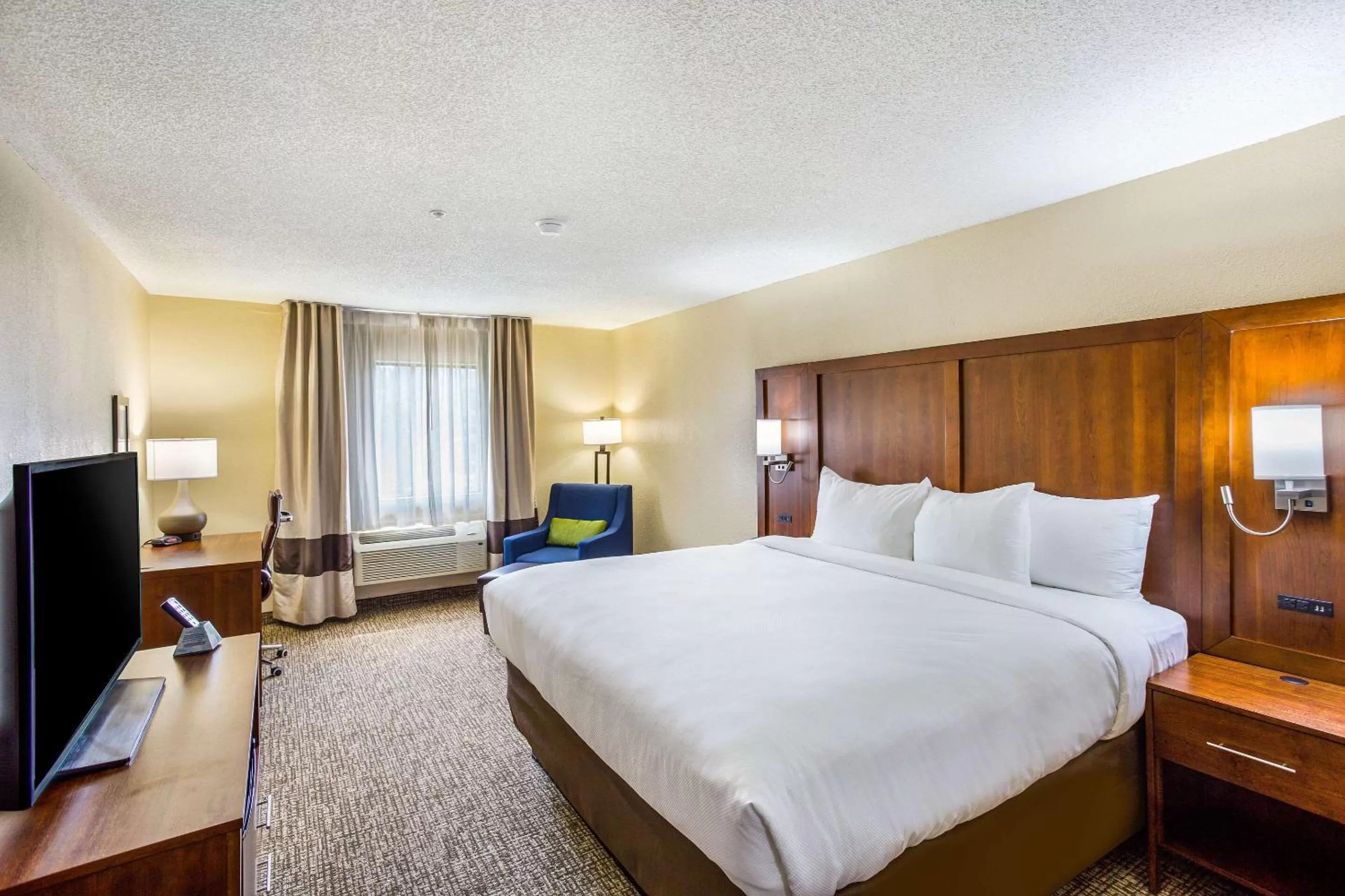 Photo of the whole room, Bed in Comfort Inn Charleston South