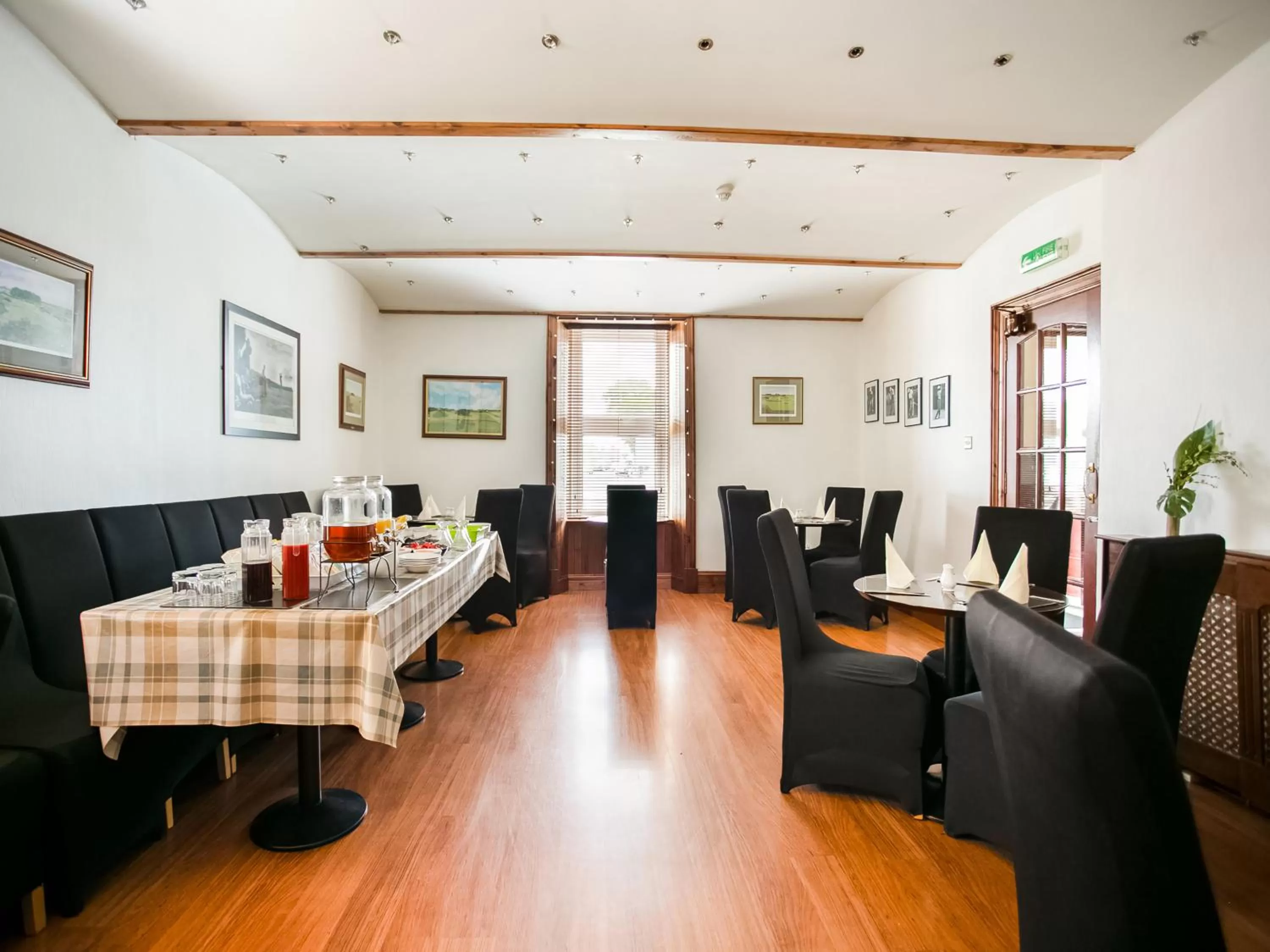 Restaurant/places to eat in Corner Hotel