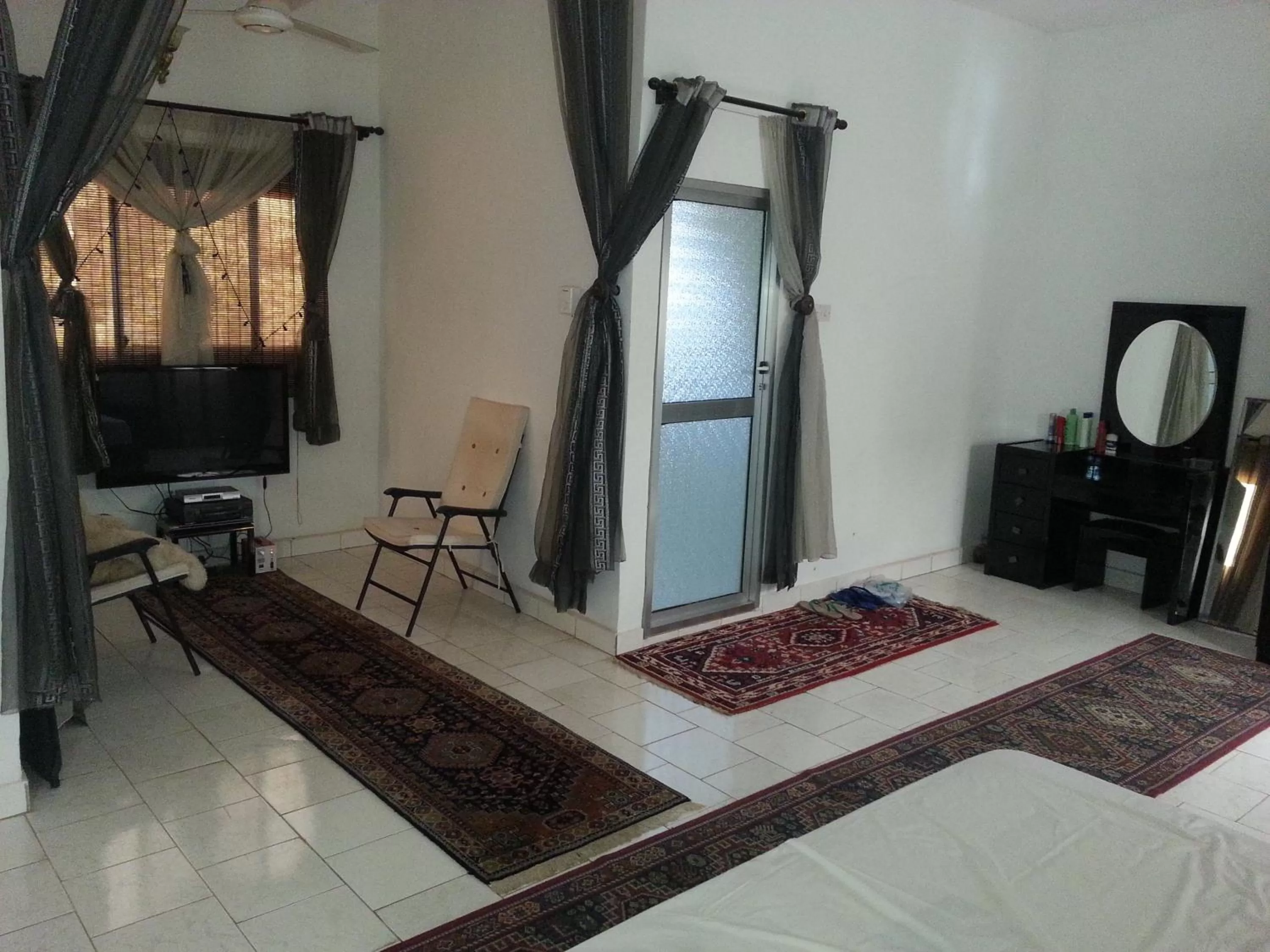 Living room, Bed in Woodpecker Resort Hotel