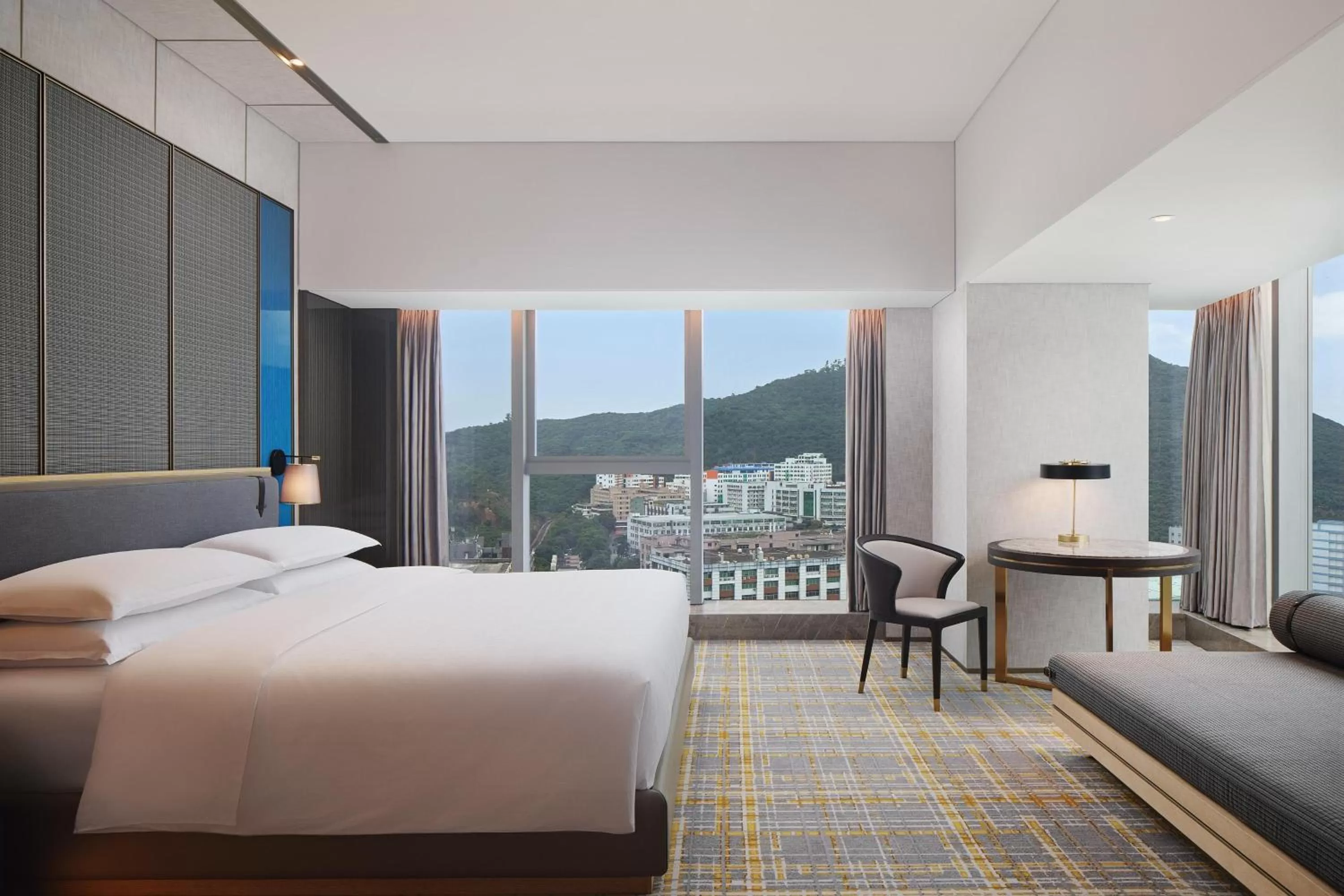 Photo of the whole room, Bed in Sheraton Shenzhen Nanshan