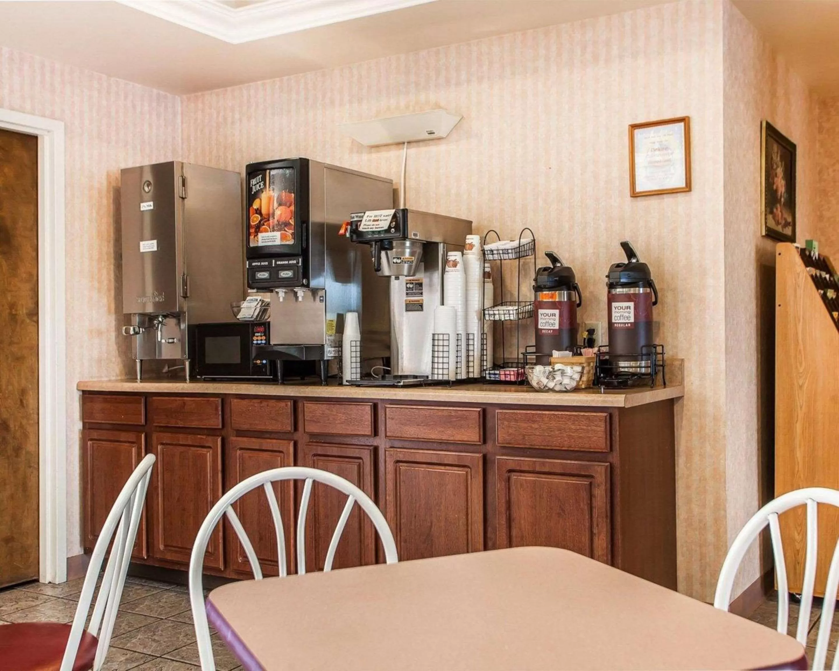 Restaurant/places to eat in Quality Inn Midway