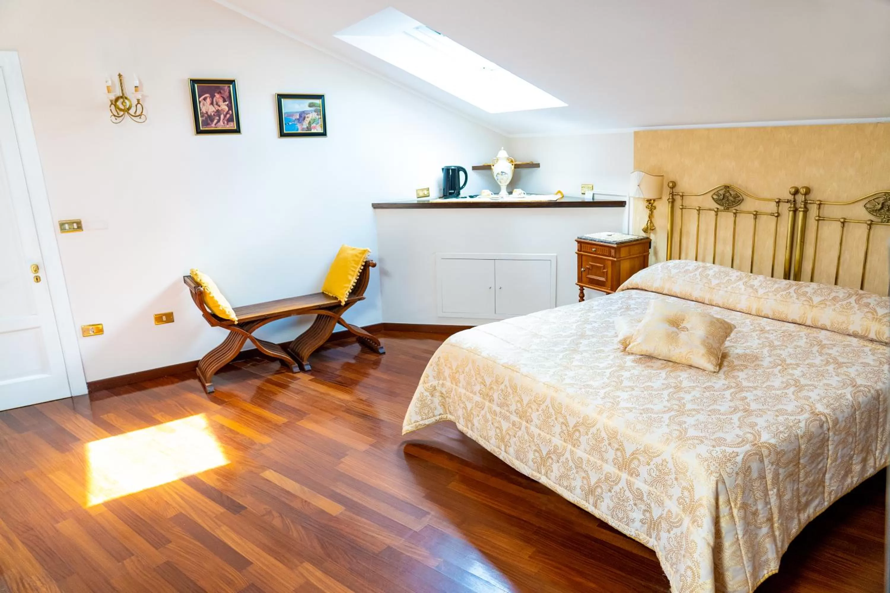 Photo of the whole room, Bed in Real Borbone