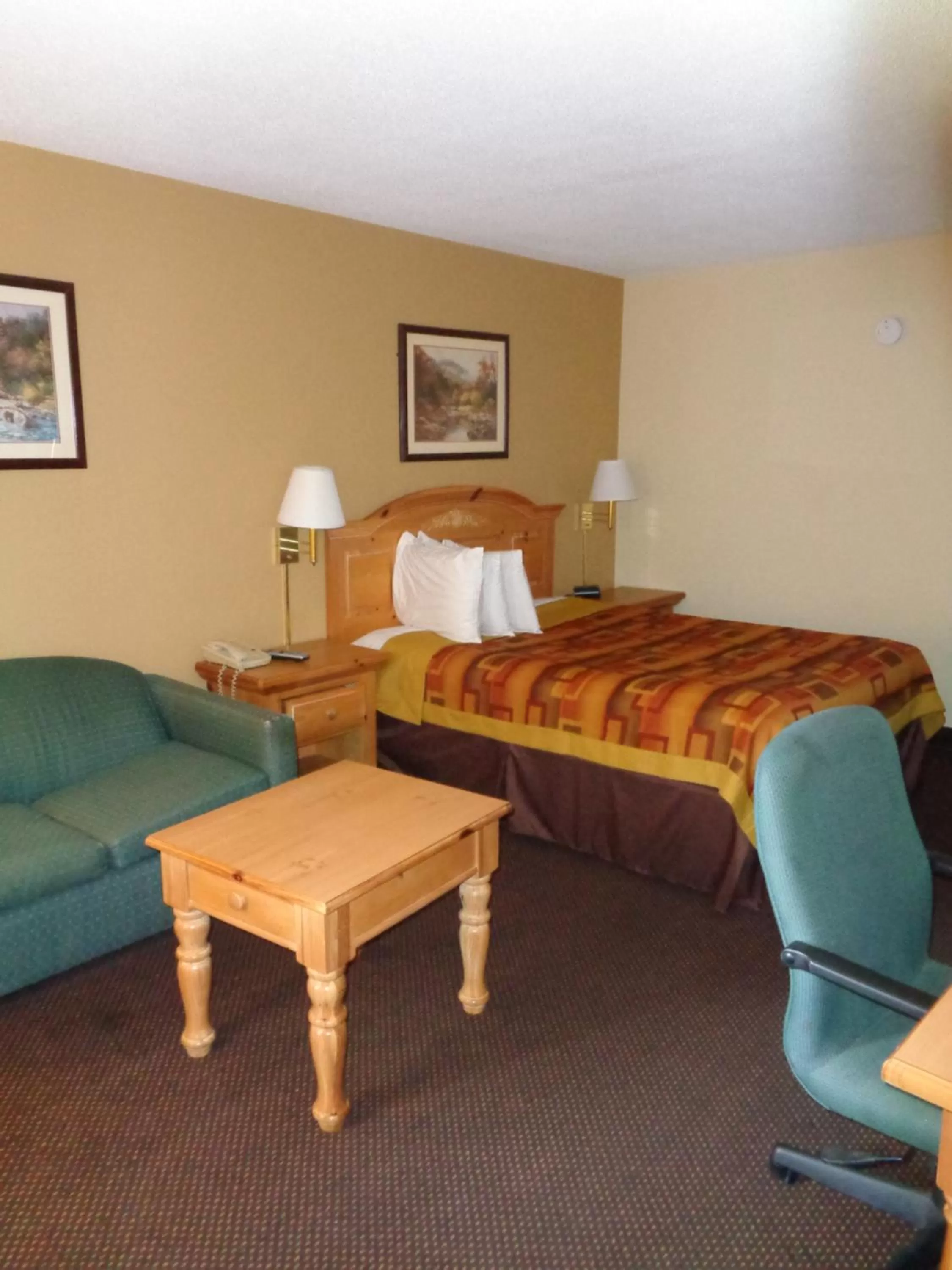 Photo of the whole room, Bed in Clarksville Inn