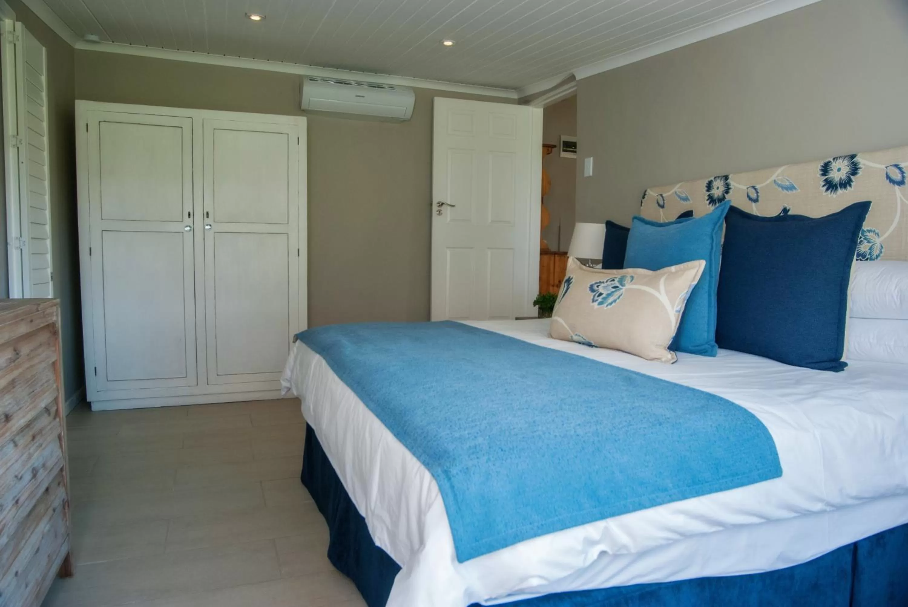 Bedroom, Bed in Sneezewood Farm Bed&Breakfast and Self-Catering Cottage