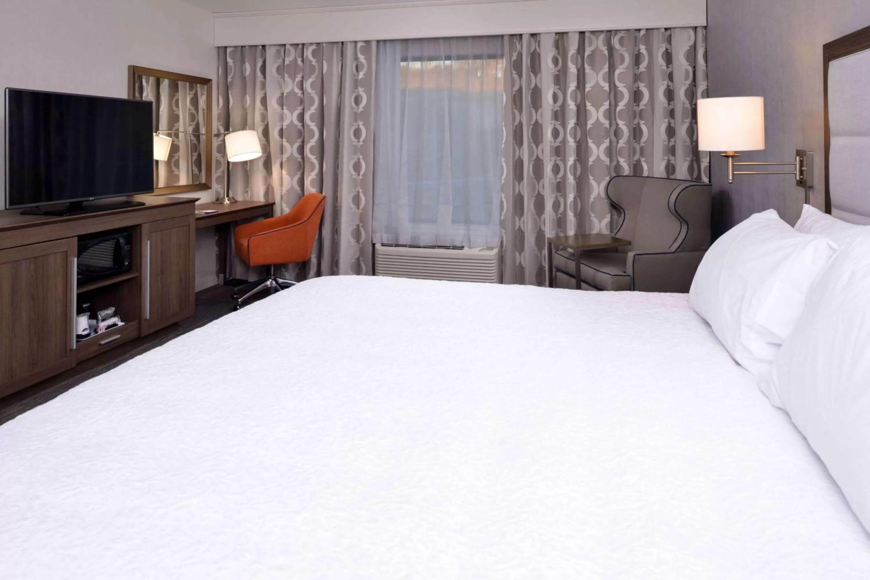 Bed in Hampton Inn & Suites Albany-East Greenbush, NY