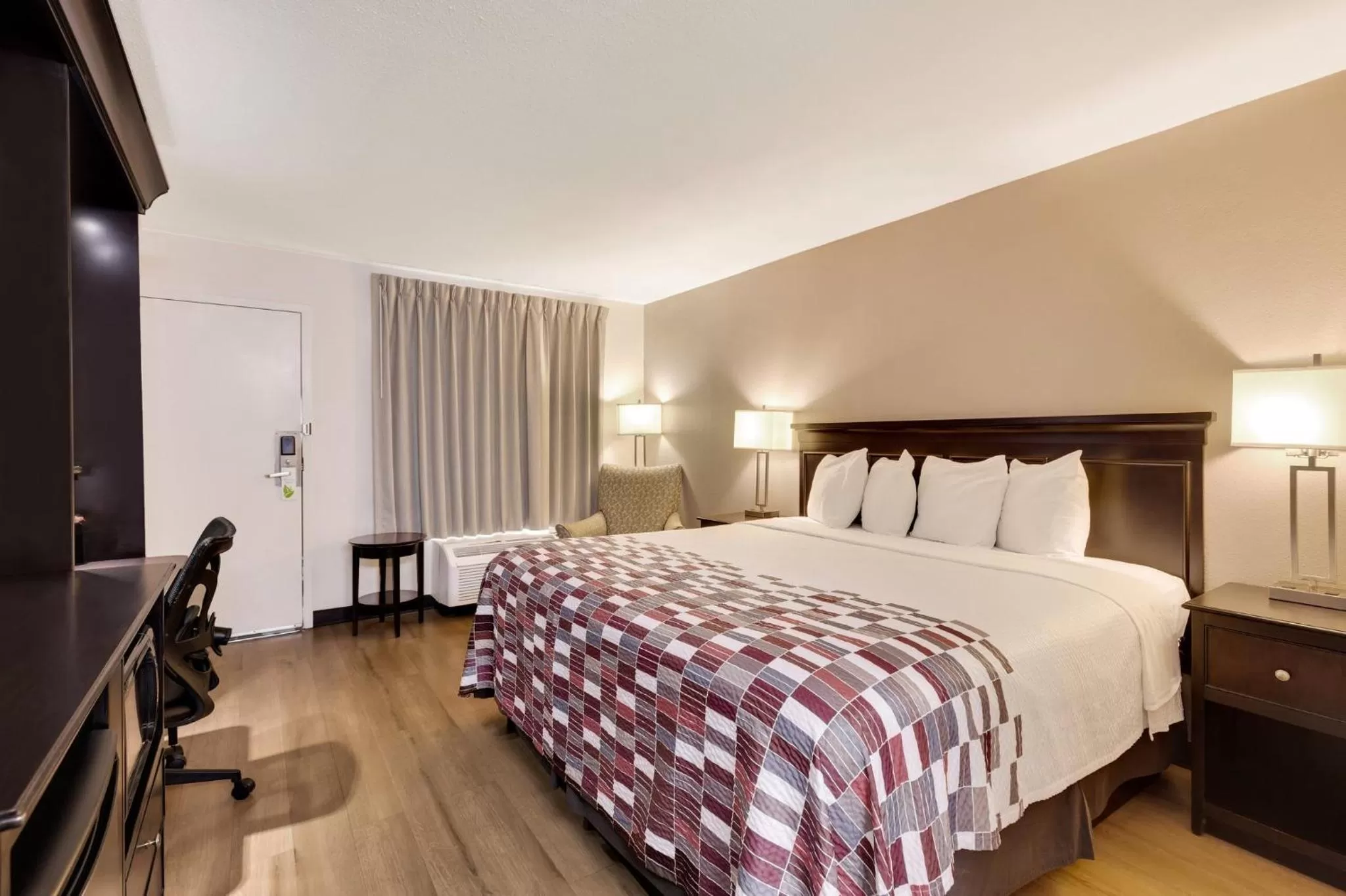 Superior King Room - Smoking in Red Roof Inn Gulfport - Biloxi Airport