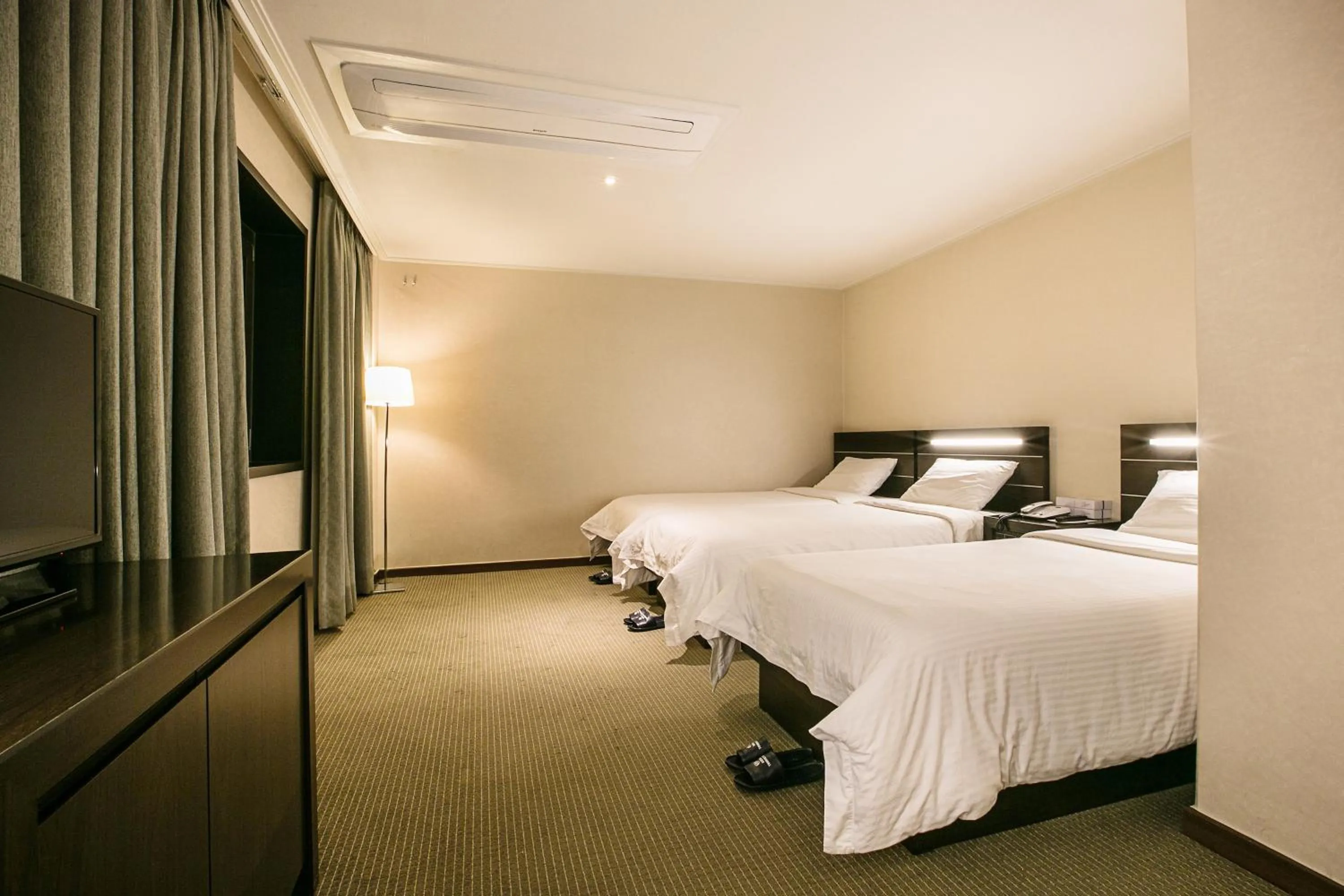 Bedroom, Bed in Busan Tourist Hotel