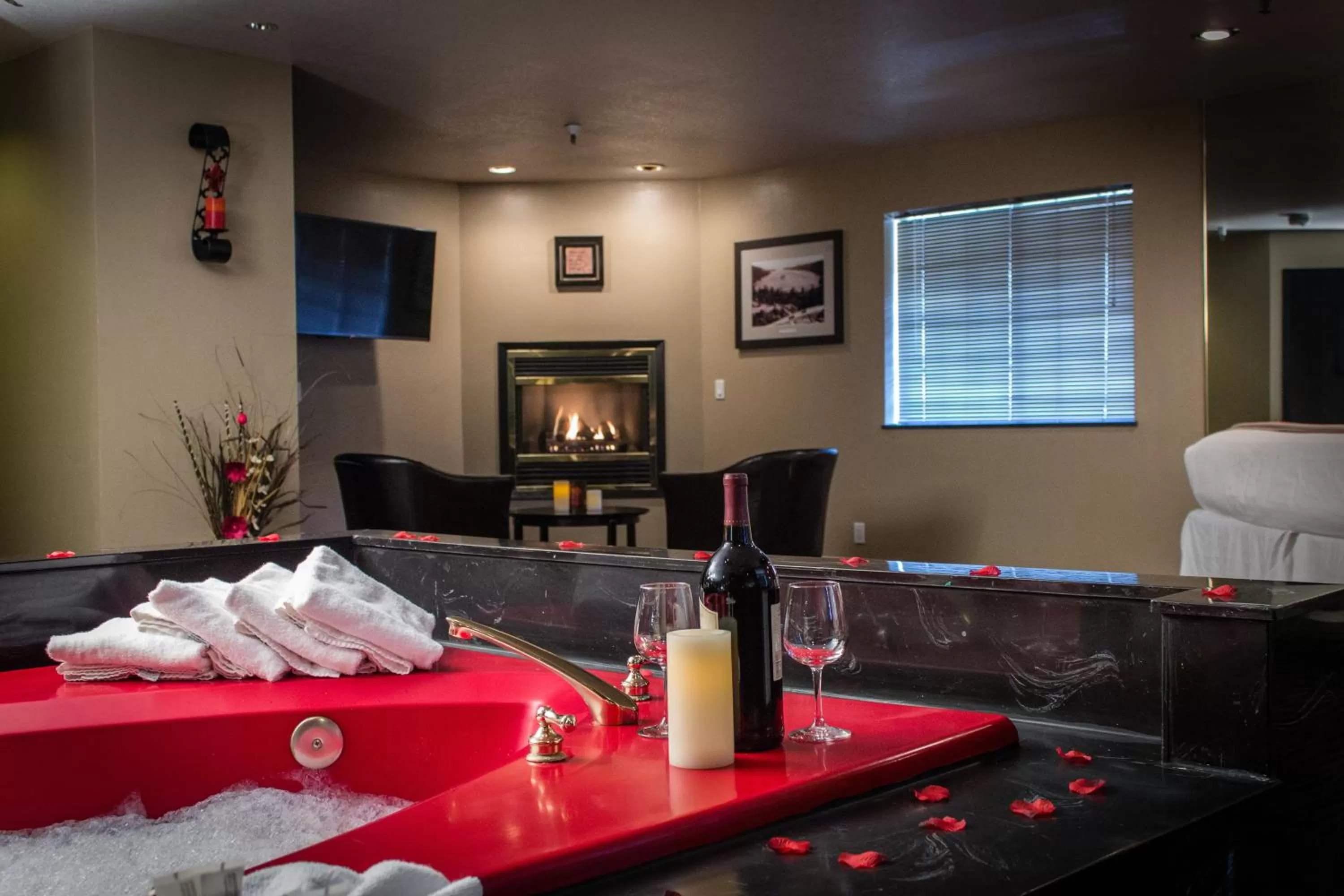 Hot Tub in Postmarc Hotel and Spa Suites