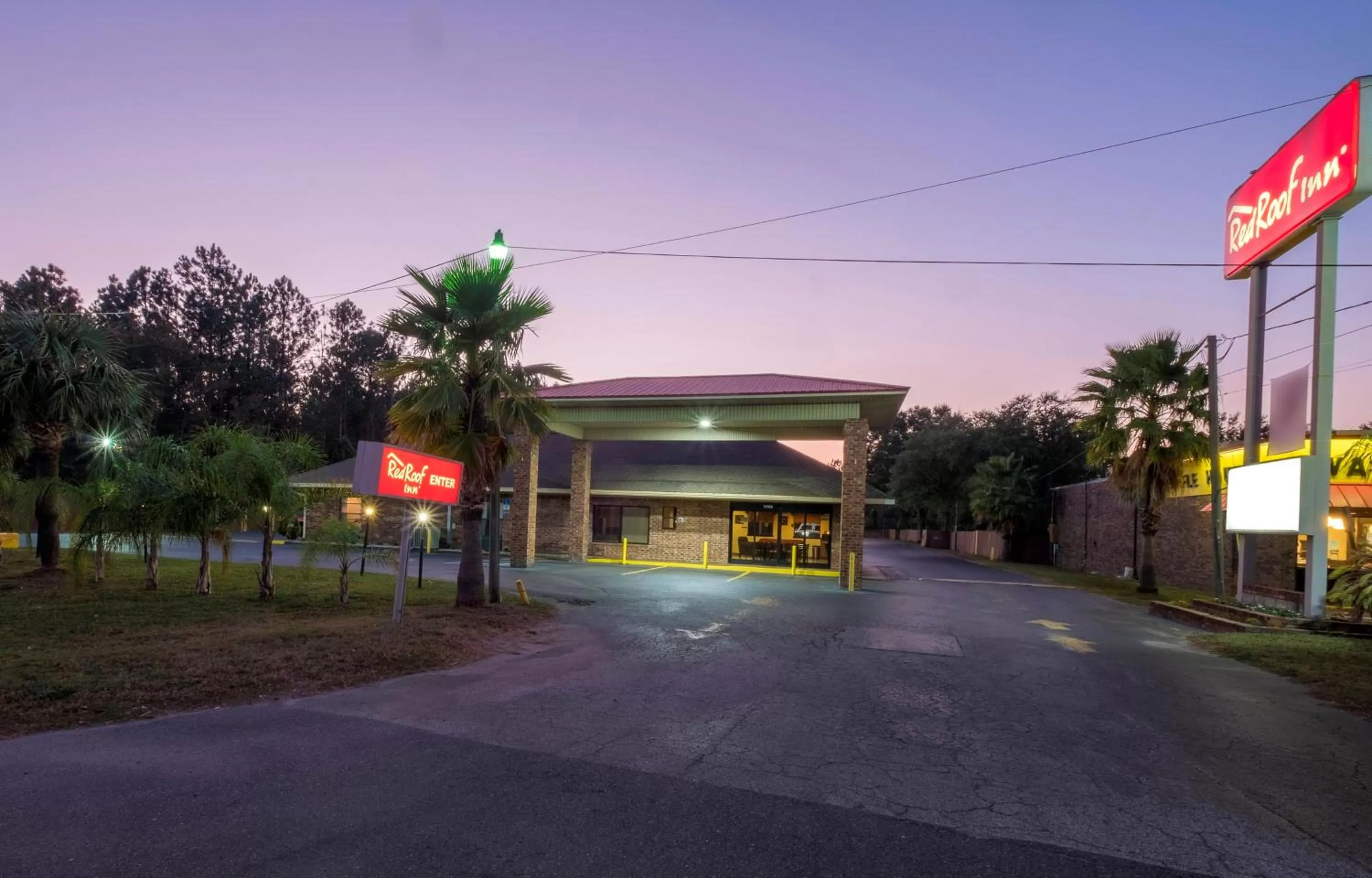 Property building in Red Roof Inn Baldwin