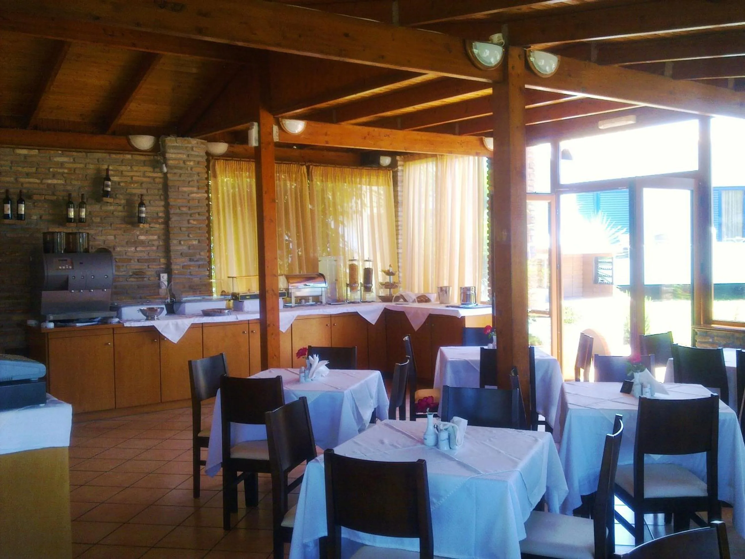 Restaurant/places to eat in Hotel Oasis