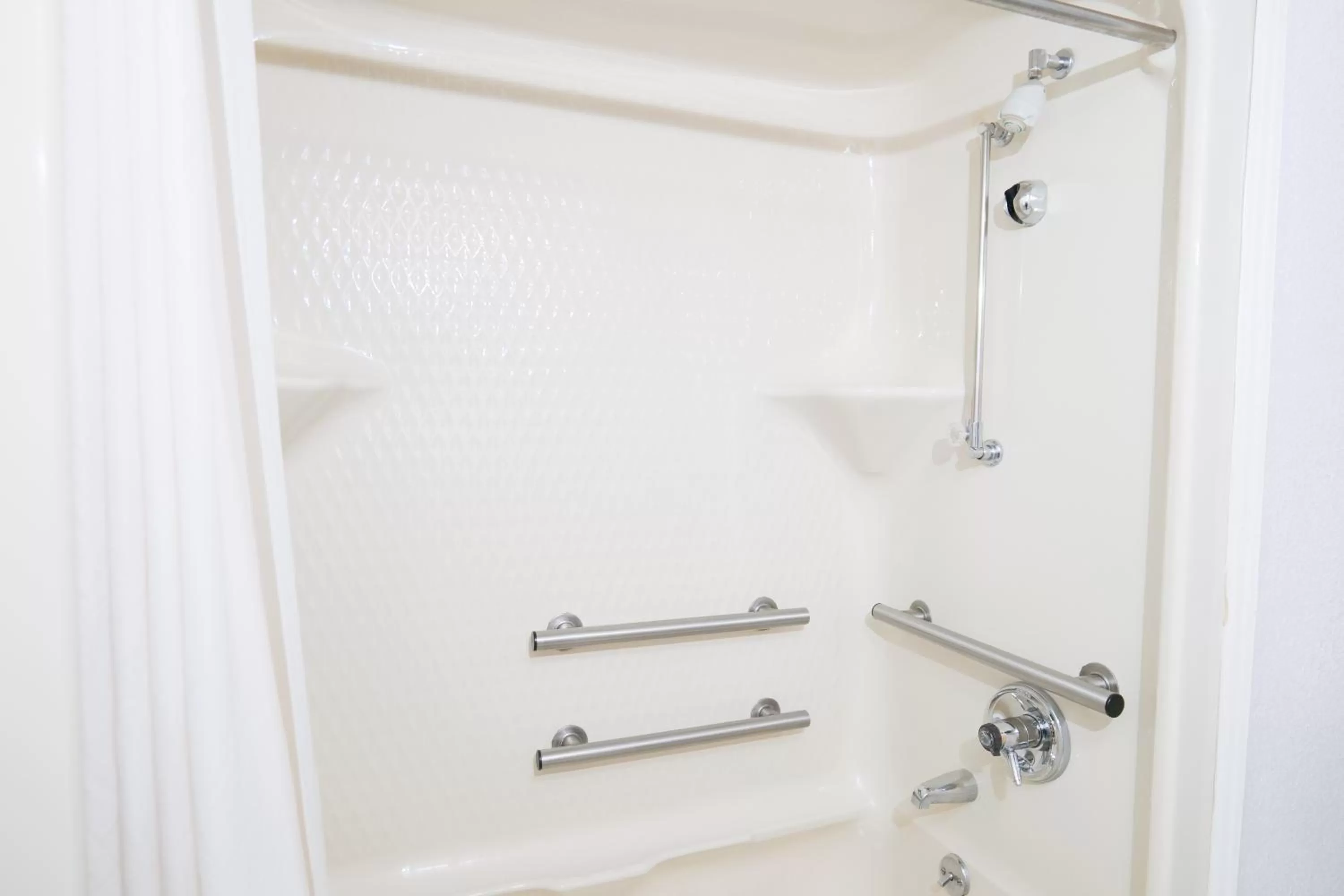 Queen Room - Mobility Access/Non-Smoking in Days Inn by Wyndham Flint/Bishop International Airport