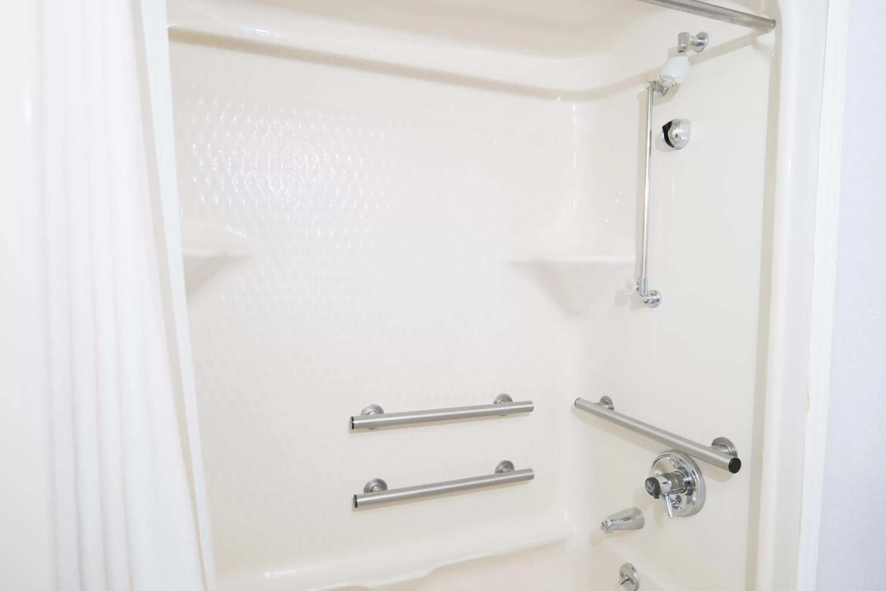 Queen Room - Mobility Access/Non-Smoking in Days Inn by Wyndham Flint/Bishop International Airport Queen Room - Mobility Access/Non-Smoking in Days Inn by Wyndham Flint/Bishop International Airport