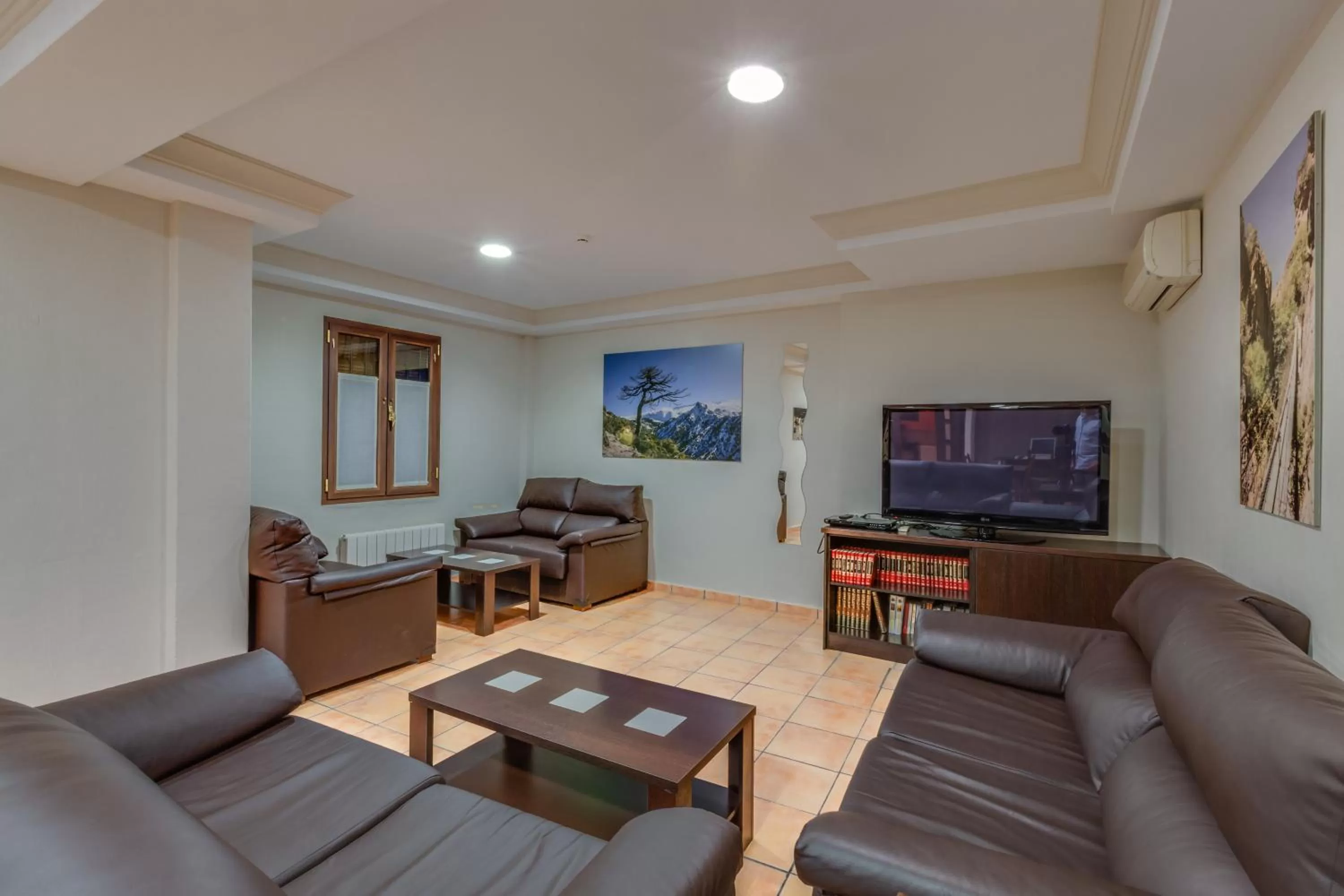 Communal lounge/ TV room in Hotel Rural Huerta del Laurel