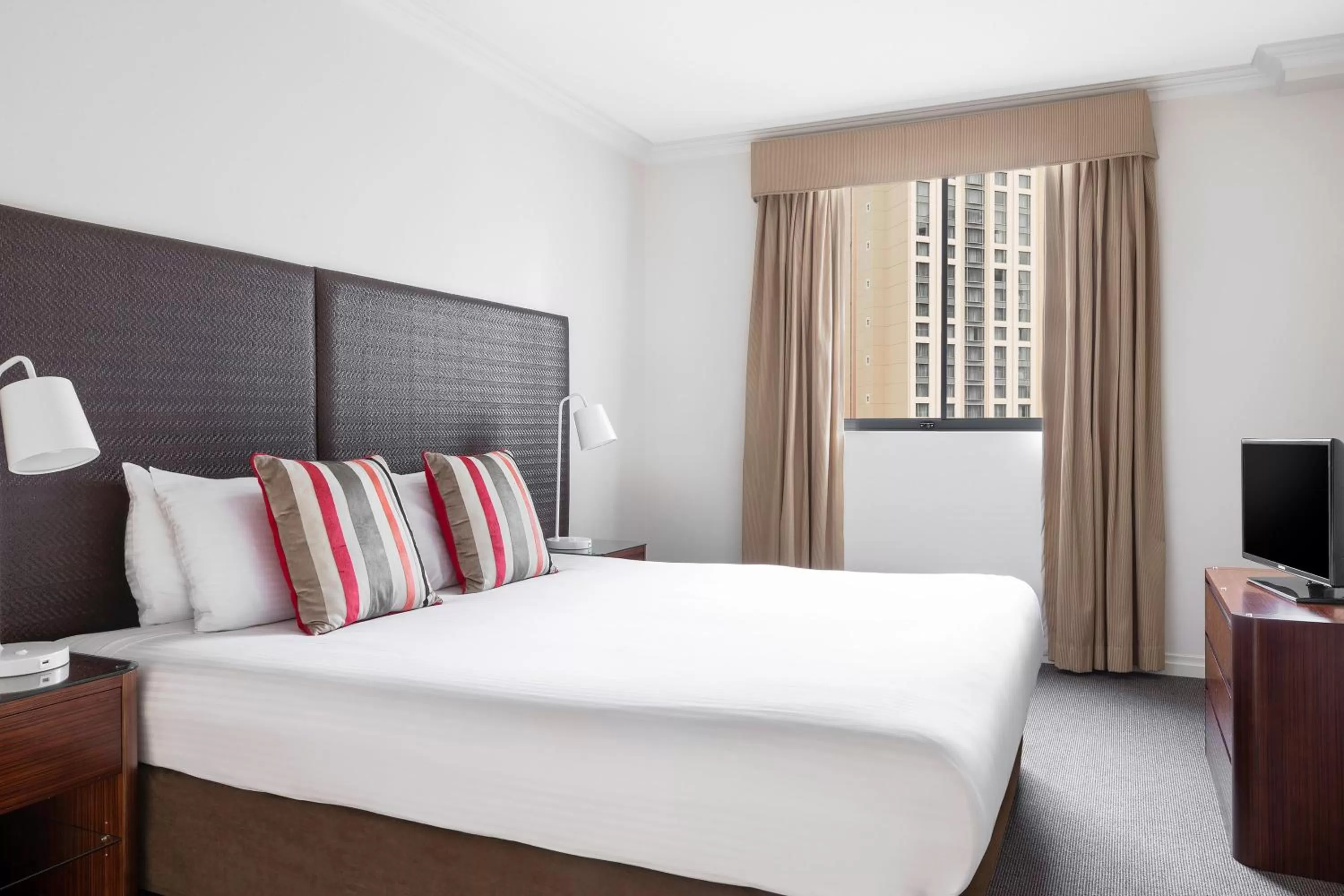 Bedroom, Bed in Mantra on Queen