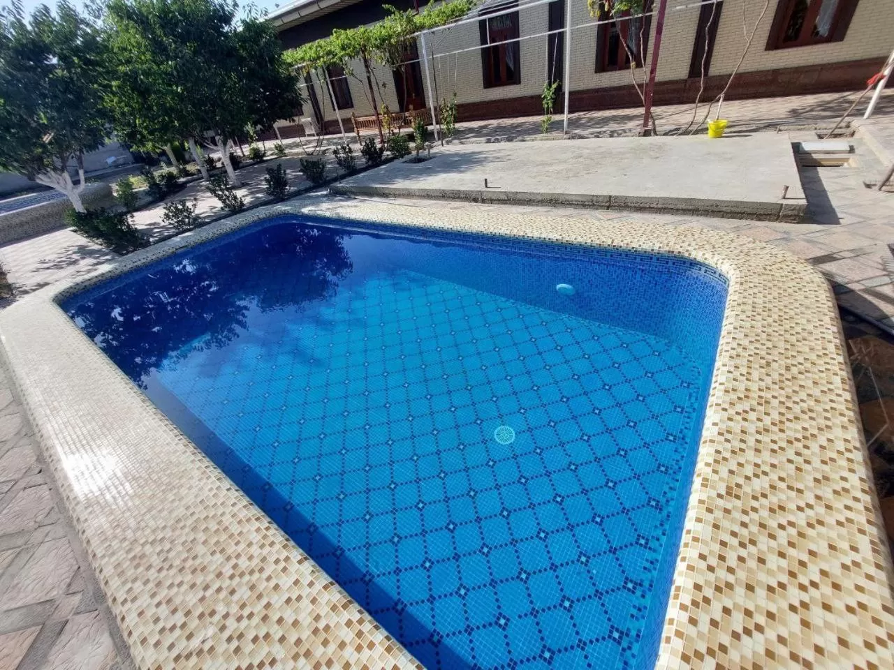Swimming pool in Samarabonu Hotel