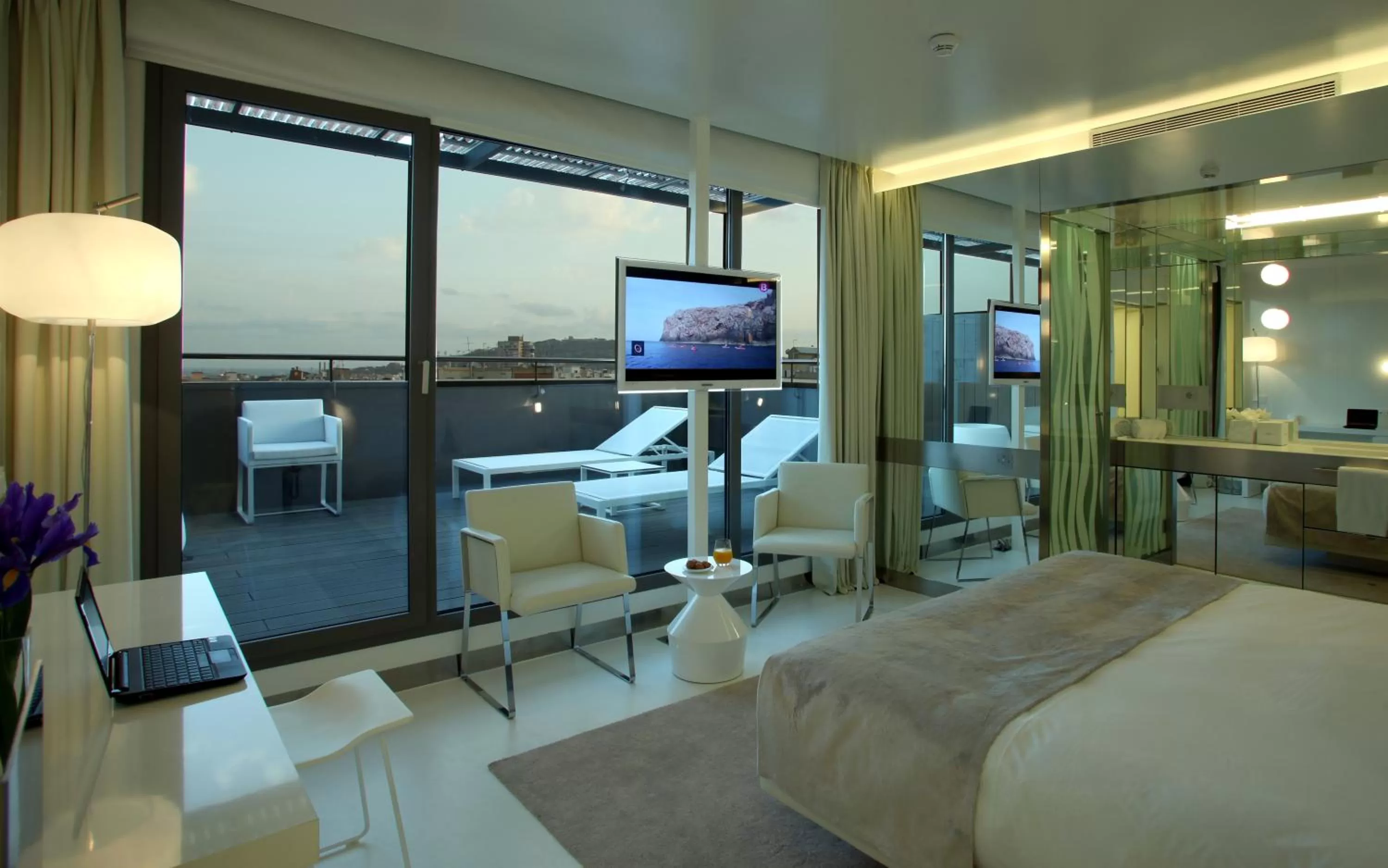 Bedroom, TV/Entertainment Center in The Mirror Barcelona - Adults Only