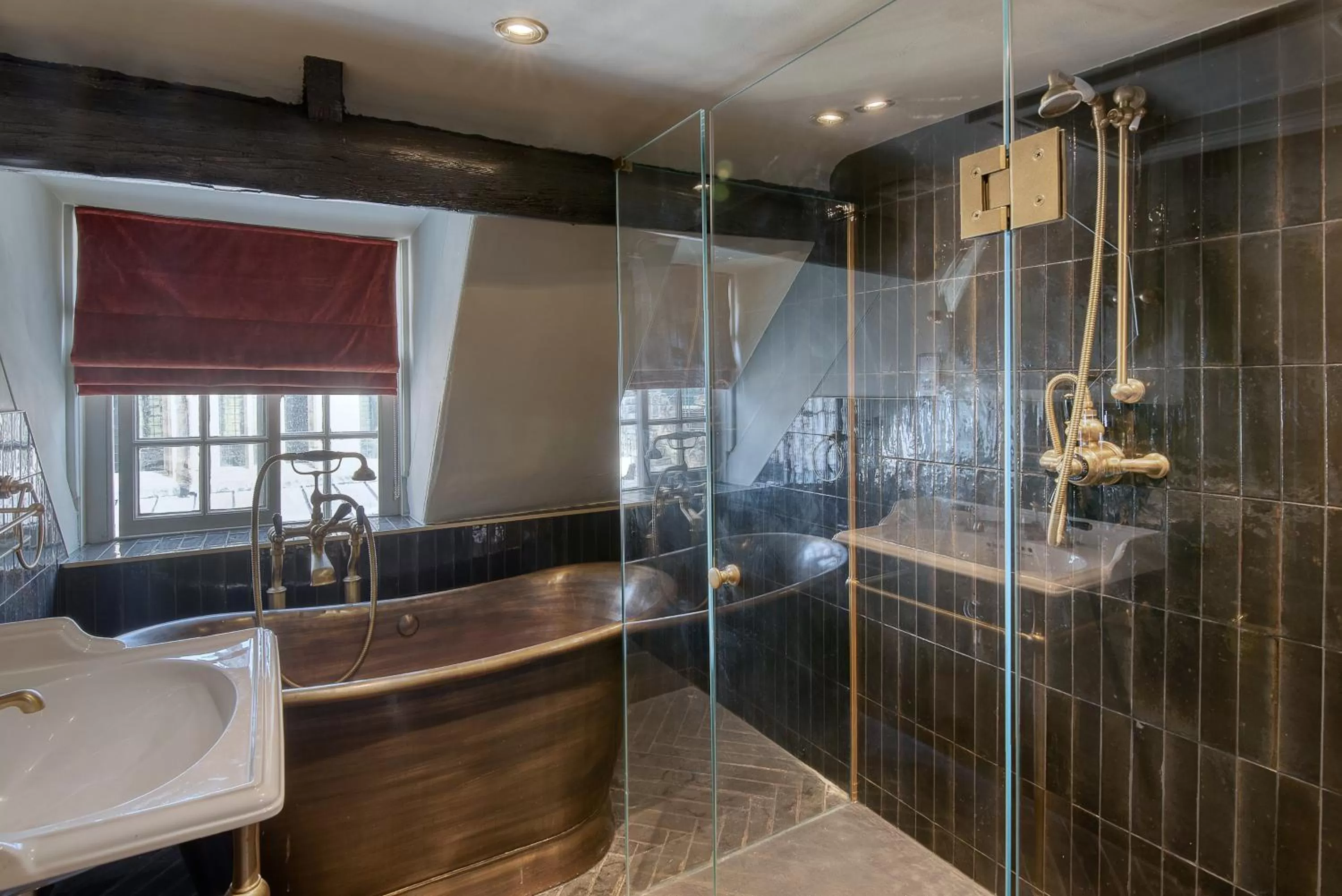 Shower in Guy Fawkes Inn