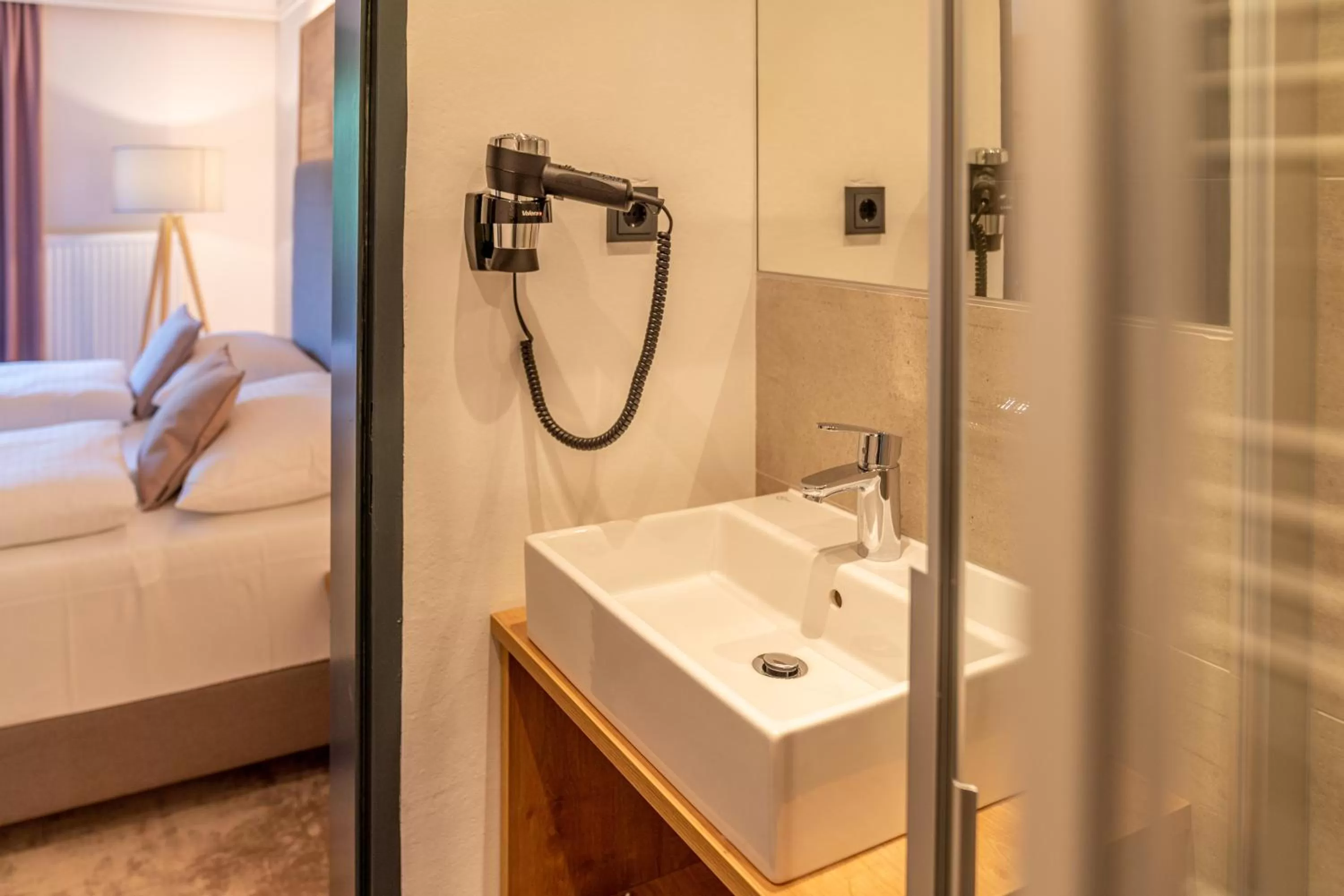 Shower, Bed in Stadtvilla Schladming Boutiquehotel